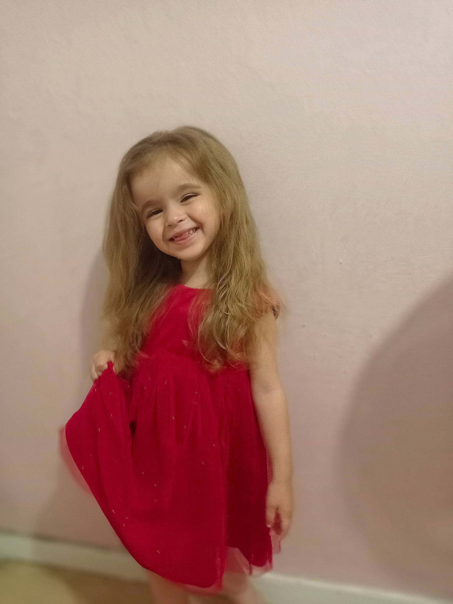 Sylia participe au concours pour gagner de l'argent avec cette photo : arm, baby_toddler_clothing, blond, day_dress, dress, fashion_design, flash_photography, hair, happy, iris, joy, lip, magenta, neck, one_piece_garment, person, shoulder, sleeve, smile, thigh