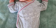 Ethan a rejoint le concours — aidez-le/la à gagner de superbes lots ! baby, newborn, sleeping, onesie, clothing, blanket, infant, peaceful, resting, cute, child, soft, fabric, skin, diaper, small_hands, small_feet, casual, indoor, portrait