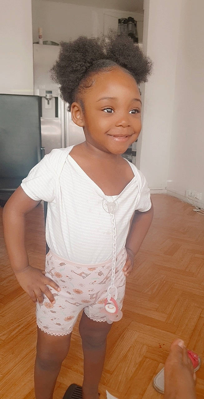 Victoria a rejoint le concours — aidez-le/la à gagner de superbes lots ! cheek, chin, eye, eyebrow, face, facial_expression, hair, hairstyle, head, human_body, jheri_curl, joint, joy, leg, lip, neck, nose, person, shoulder, skin