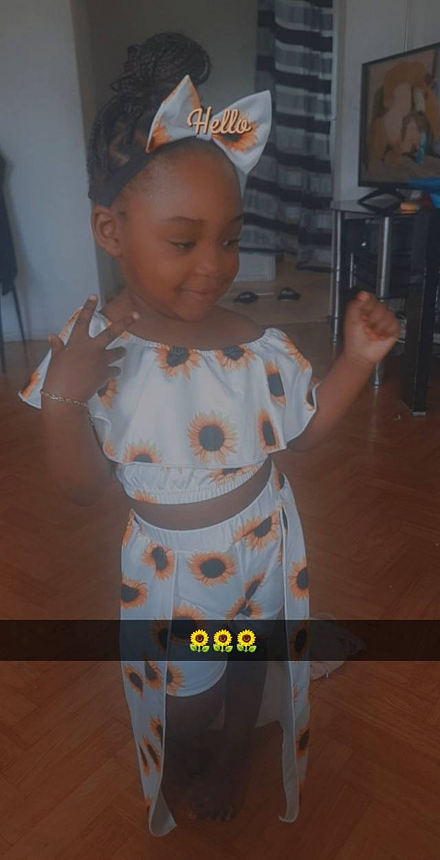 Victoria participe au concours pour gagner de l'argent avec cette photo : art, baby, baby_toddler_clothing, baseball_cap, cap, chest, child, costume, flooring, fun, pattern, person, room, sleeve, t_shirt, thumb, toddler, toy