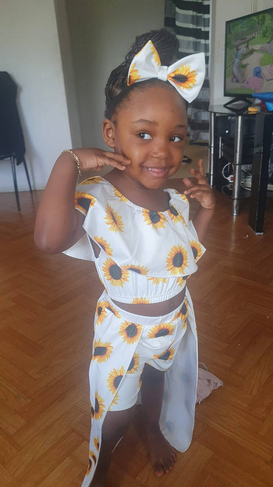 Victoria a rejoint le concours — aidez-le/la à gagner de superbes lots ! baby_toddler_clothing, child, costume, event, fashion_design, flooring, formal_wear, fun, happy, hardwood, head, joy, person, room, sleeve, smile, suit, t_shirt, television, toddler