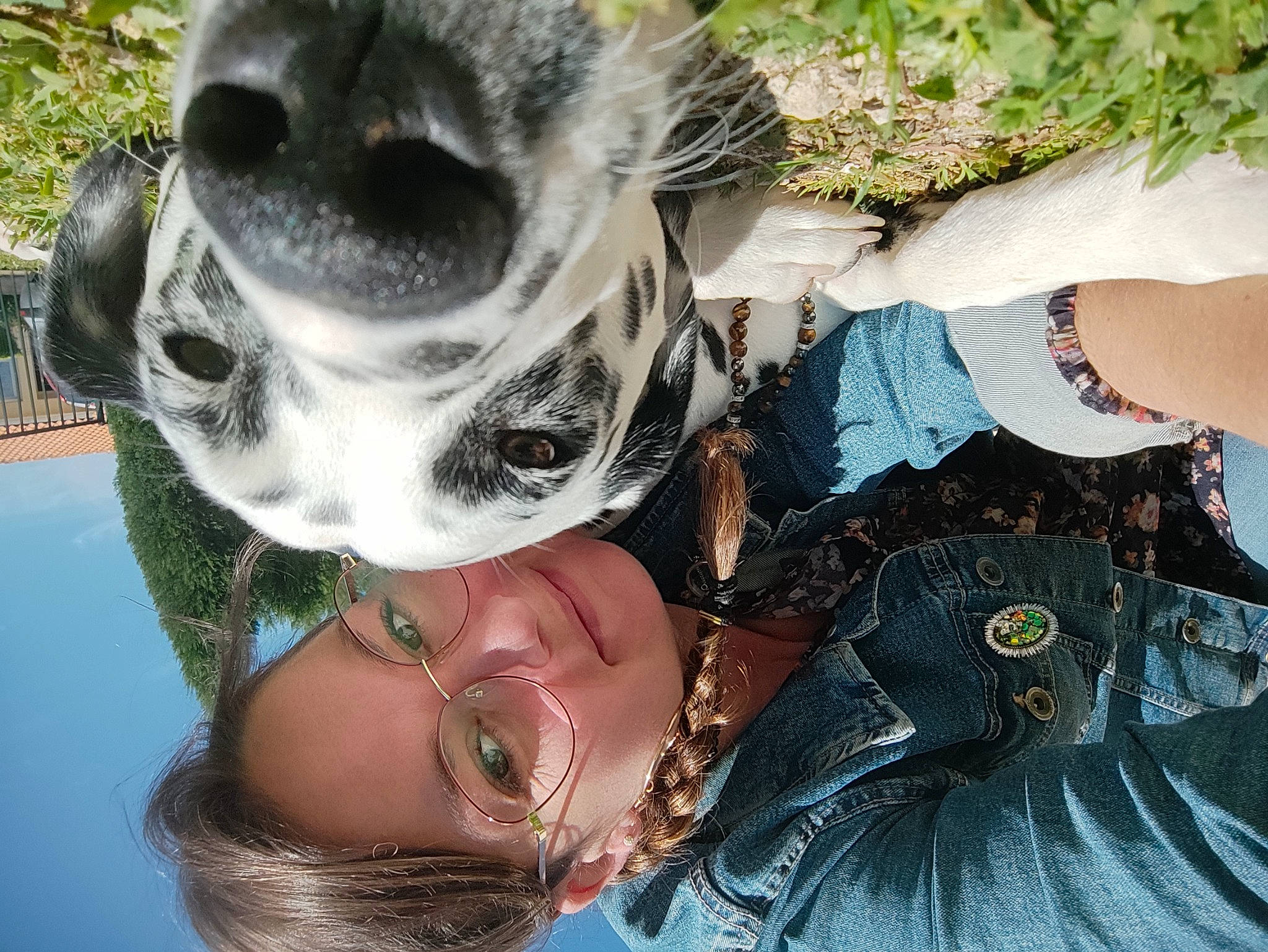 Talya a rejoint le concours — aidez-le/la à gagner de superbes lots ! eyewear, fashion_accessory, fawn, fun, fur, gesture, glasses, grass, green, happy, jewellery, pattern, people_in_nature, photograph, plant, skull, summer, sunglasses, whiskers, working_animal