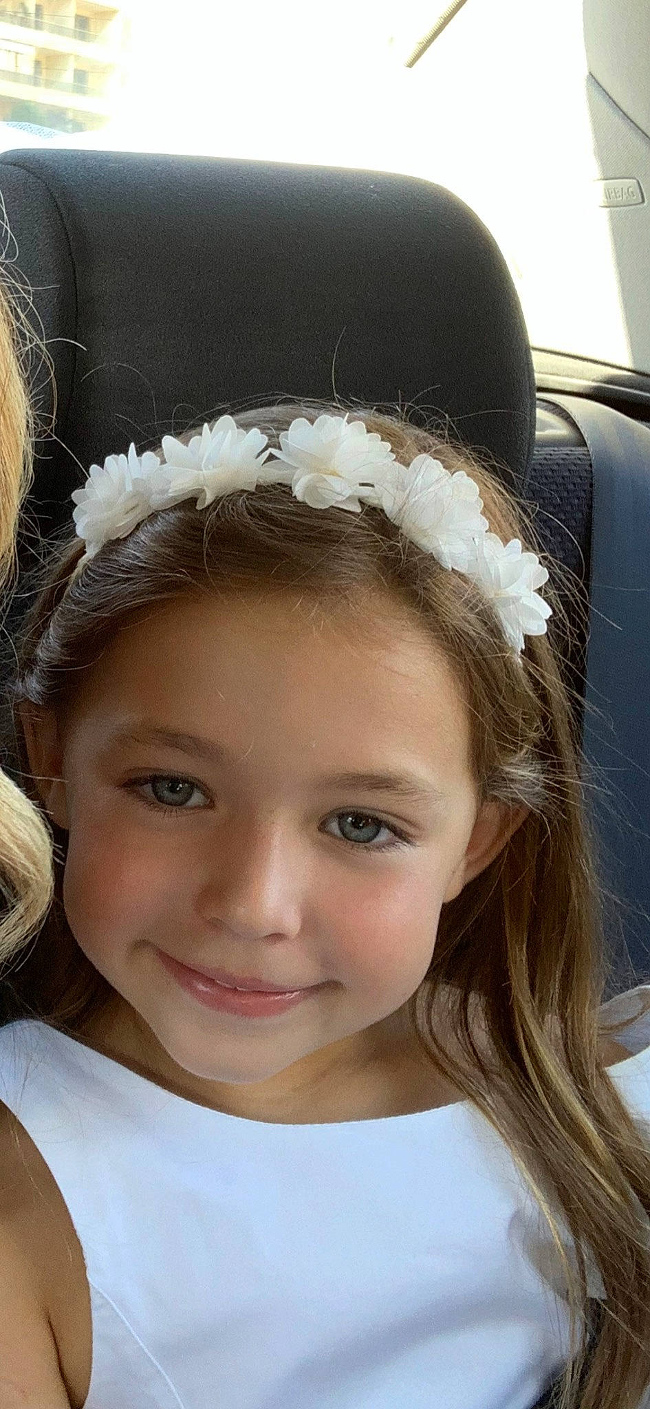 Clara a rejoint le concours — aidez-le/la à gagner de superbes lots ! bridal_accessory, bridal_veil, chin, eye, eyebrow, eyelash, facial_expression, flash_photography, hair, hairstyle, happy, head, headband, headgear, headpiece, iris, joy, person, plant, skin