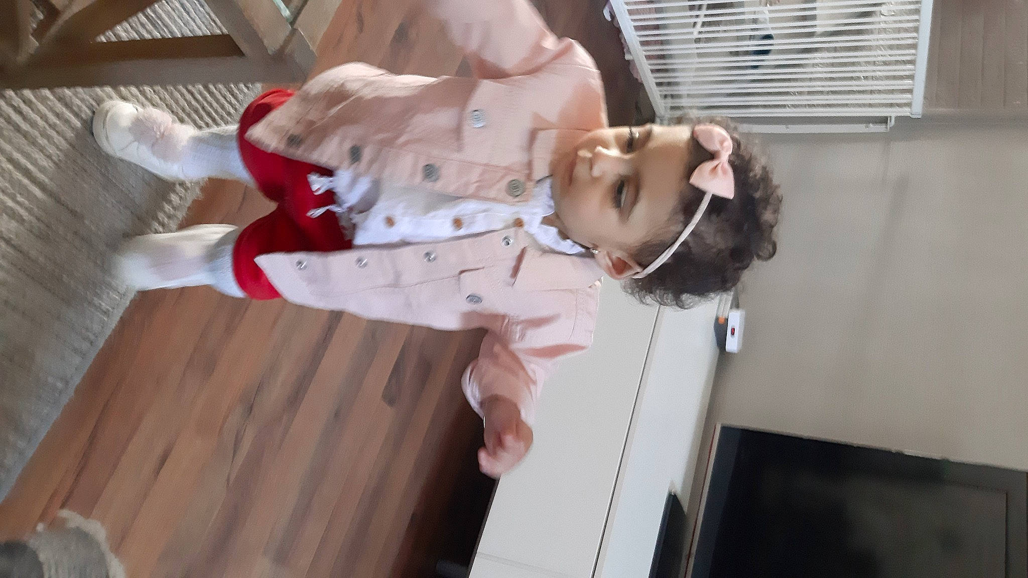 Myriam participe au concours pour gagner de l'argent avec cette photo : baby, child, comfort, costume, door, event, flooring, fun, happy, hardwood, person, room, sunglasses, toddler, window, wood