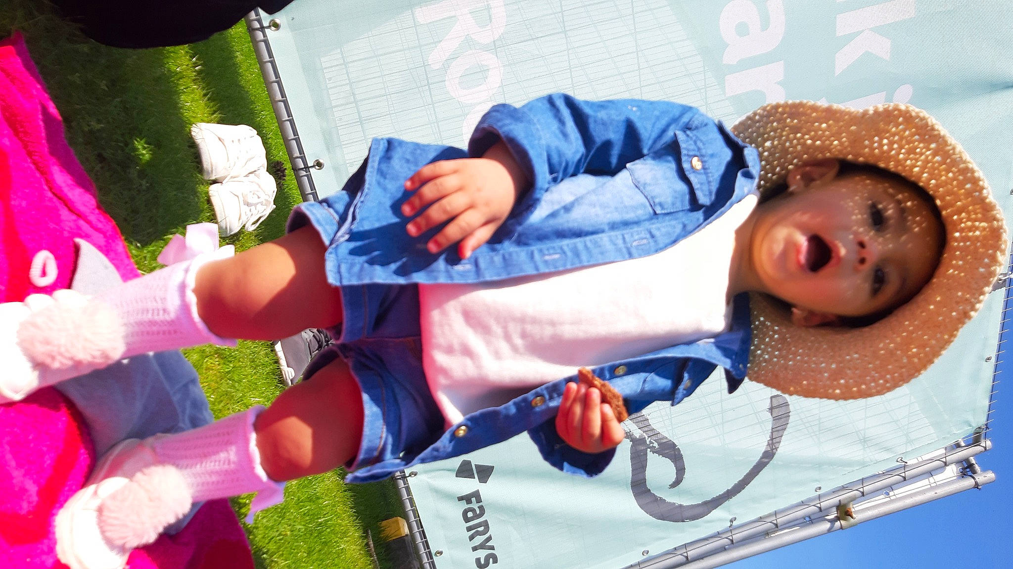 Myriam a rejoint le concours — aidez-le/la à gagner de superbes lots ! baby, baby_products, baby_toddler_clothing, child, event, fun, grass, leisure, person, photograph, photography, plant, play, recreation, sock, sun_hat, toddler, vacation, water, white