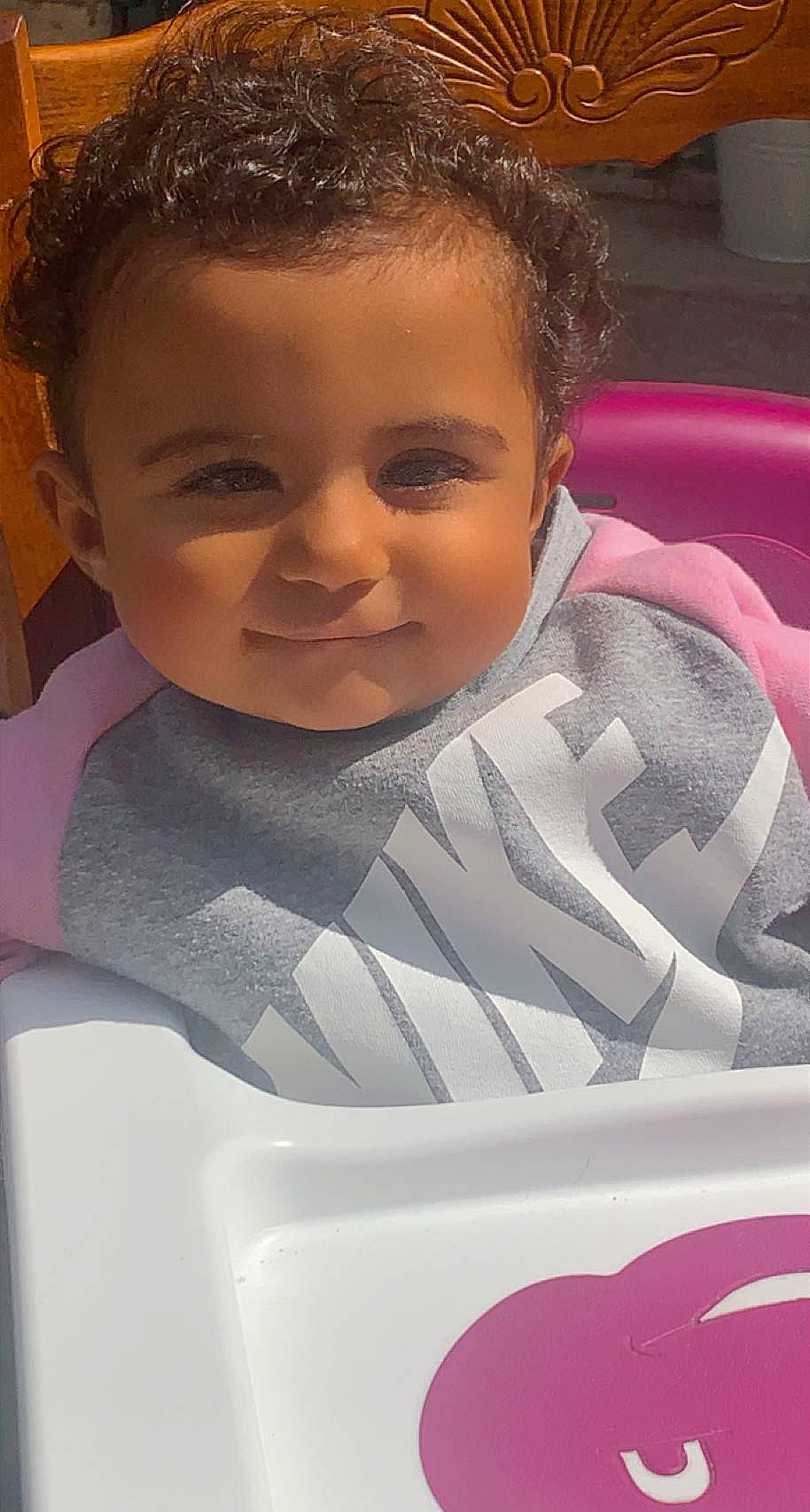 Najma participe au concours pour gagner de l'argent avec cette photo : arm, cheek, comfort, cool, eyebrow, face, facial_expression, finger, hair, hairstyle, happy, iris, joy, lip, material_property, mouth, nose, person, product, skin