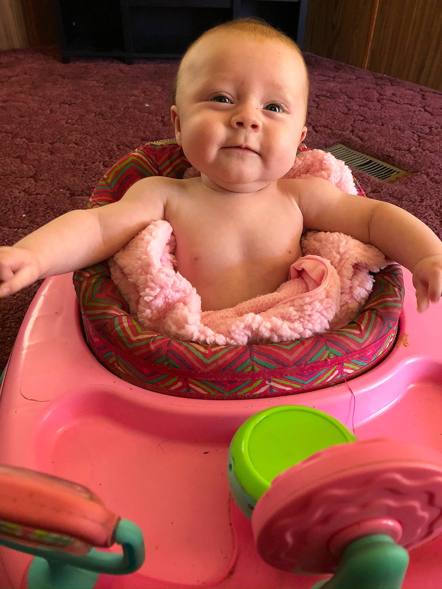 Johanna is registered to the contest to win money with this photo: baby, baby_bathing, bathing, child, person, play, sitting, toddler