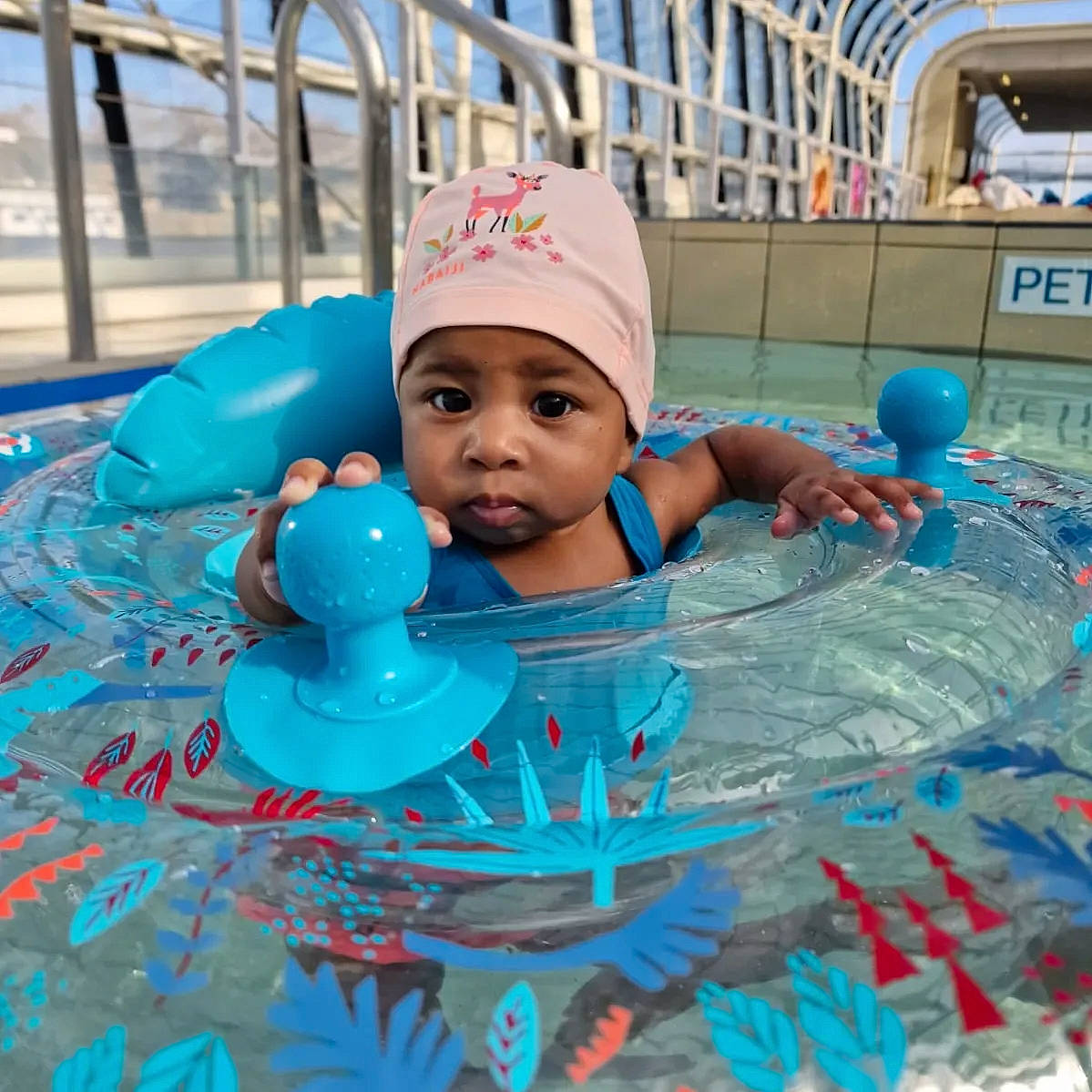 Léa a rejoint le concours — aidez-le/la à gagner de superbes lots ! aqua, azure, baby, baby_toddler_clothing, cap, child, electric_blue, event, fence, fun, happy, hat, headwear, leisure, person, personal_protective_equipment, plastic, play, recreation, swimming_pool