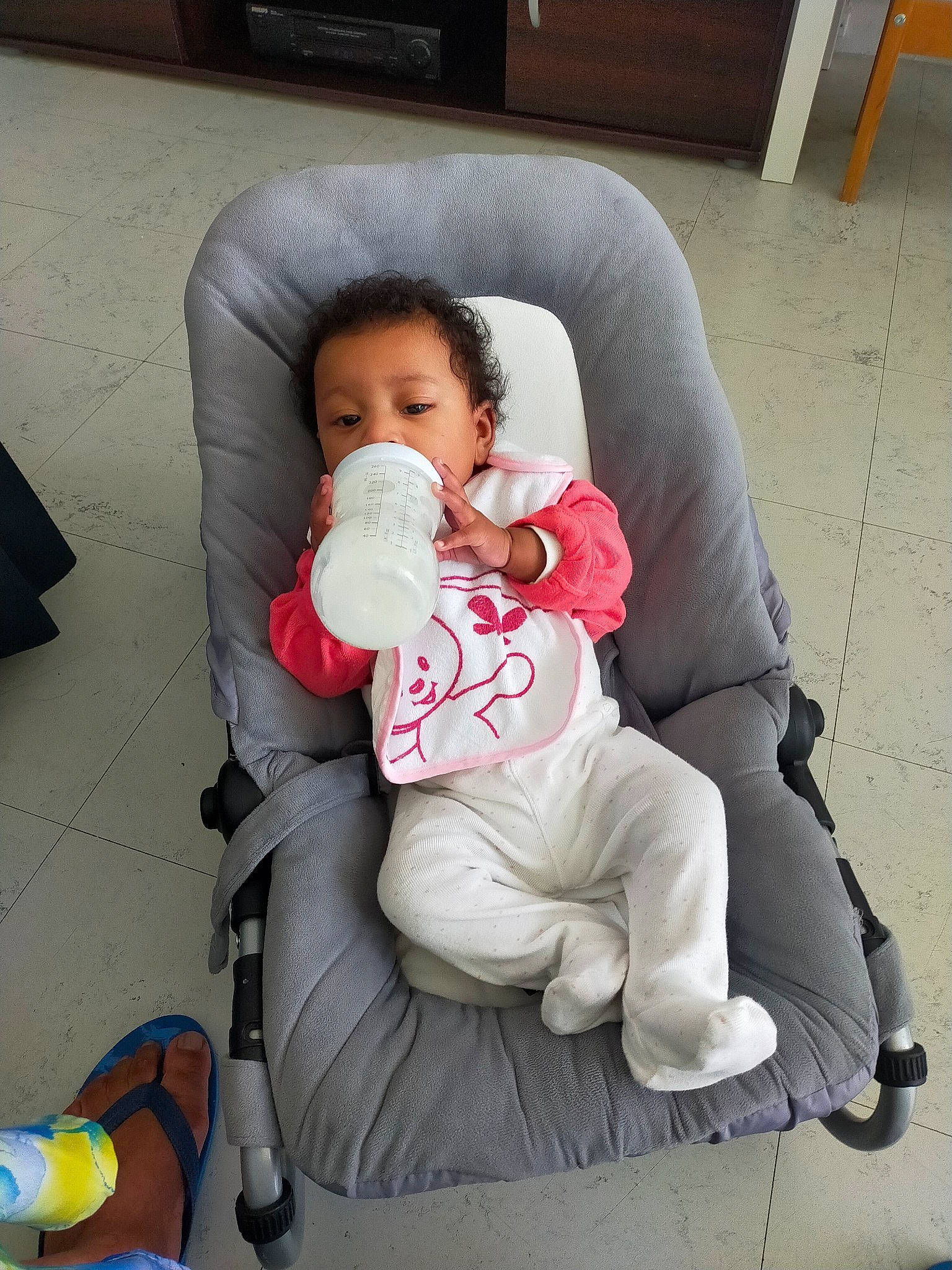 Léa participe au concours pour gagner de l'argent avec cette photo : baby, baby_carriage, baby_products, baby_toddler_clothing, carmine, cheek, child, comfort, finger, foot, fun, human_leg, knee, lap, mouth, person, play, sitting, skin, thigh