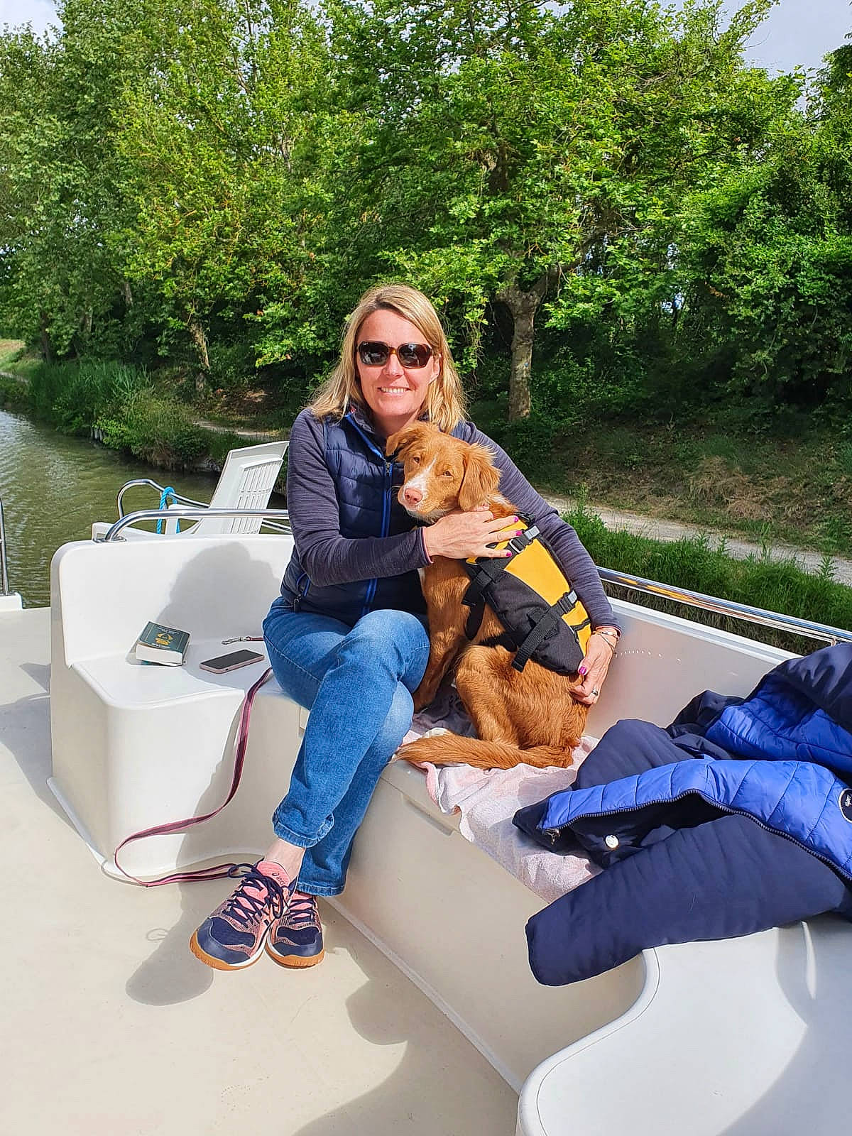 Coconut participe au concours pour gagner de l'argent avec cette photo : comfort, companion_dog, couch, dog, eyewear, glasses, goggles, lap, leisure, outdoor_furniture, plant, recreation, shoe, smile, sneakers, summer, sunglasses, thigh, tree, watercraft