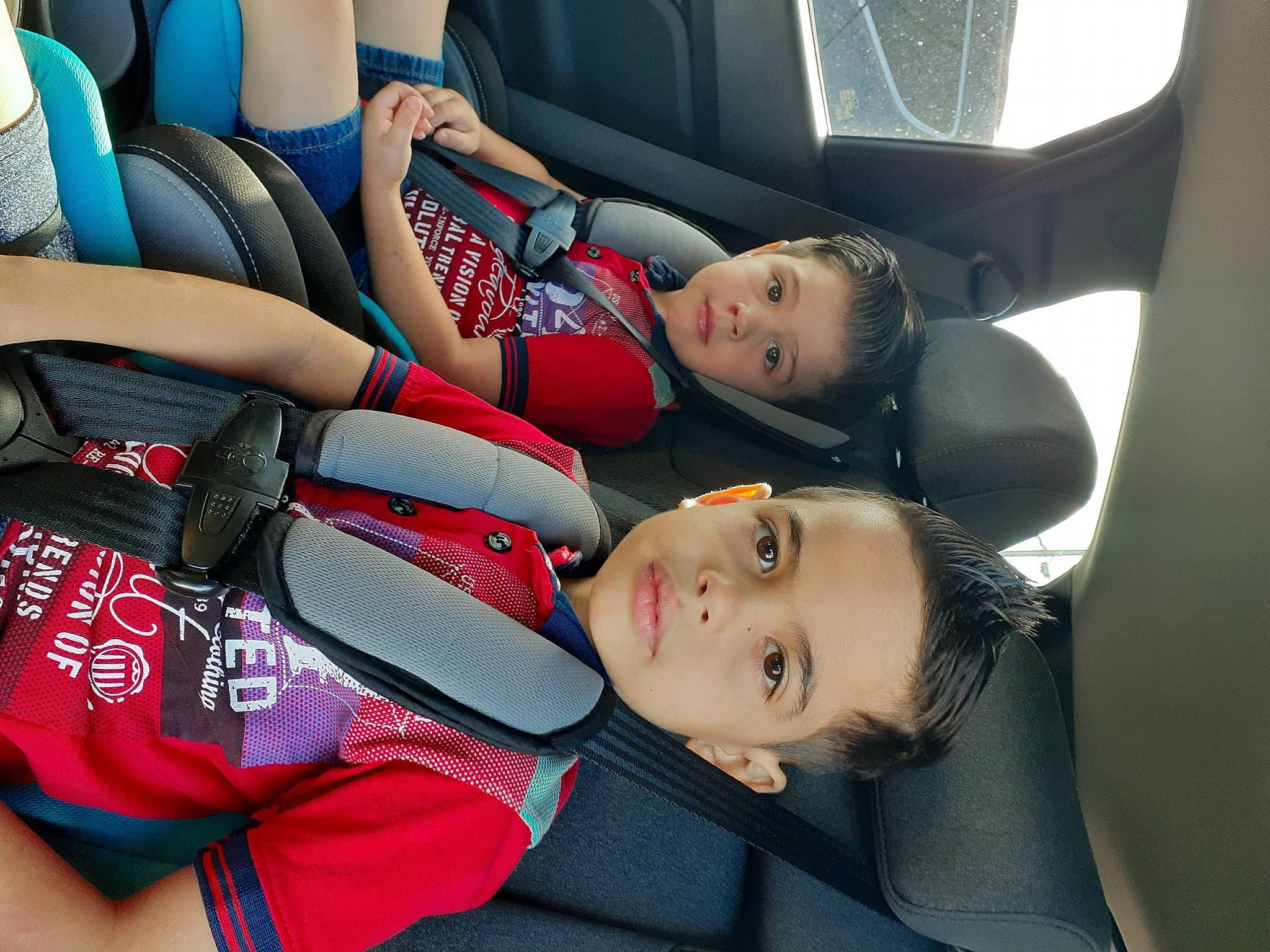 Hermanos Arteaga is registered to the contest to win money with this photo: car_seat, passenger, person, seat_belt