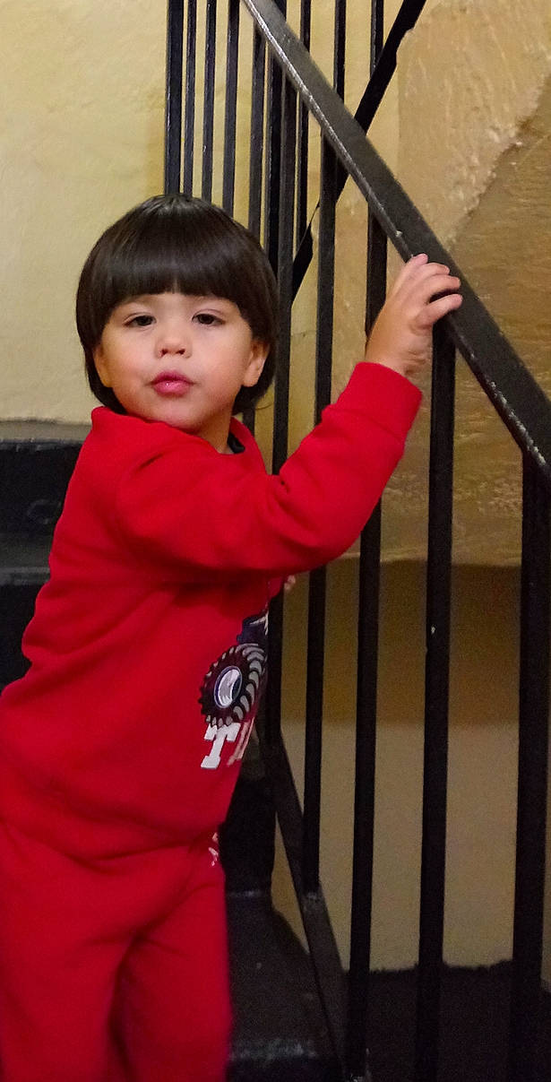 Jorge is registered to the contest to win money with this photo: arm, child, child_model, leg, person, product, shoulder, standing, toddler