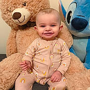 Lilou participe au concours pour gagner de l'argent avec cette photo : baby, beige, blue, child, comfort, cozy, cute, face, happy, indoor, pajamas, plush_toy, rainbow_pattern, seated, smiling, soft_toy, stuffed_animal, teddy_bear, toy, young_child