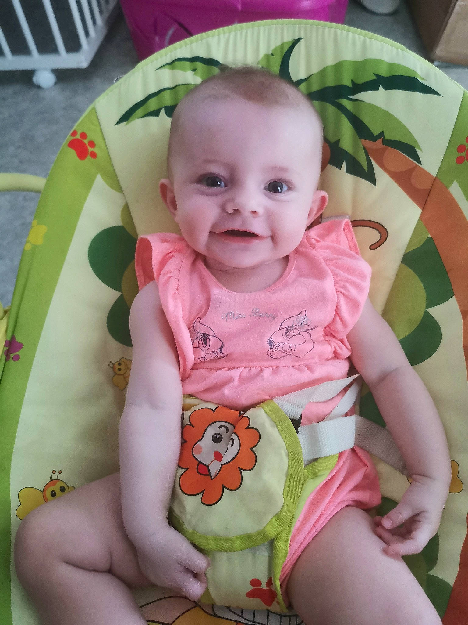 Lilly a rejoint le concours — aidez-le/la à gagner de superbes lots ! baby, baby_products, baby_toddler_clothing, cheek, child, comfort, eye, finger, green, hairstyle, happy, head, iris, joy, person, pink, sitting, skin, sleeve, smile