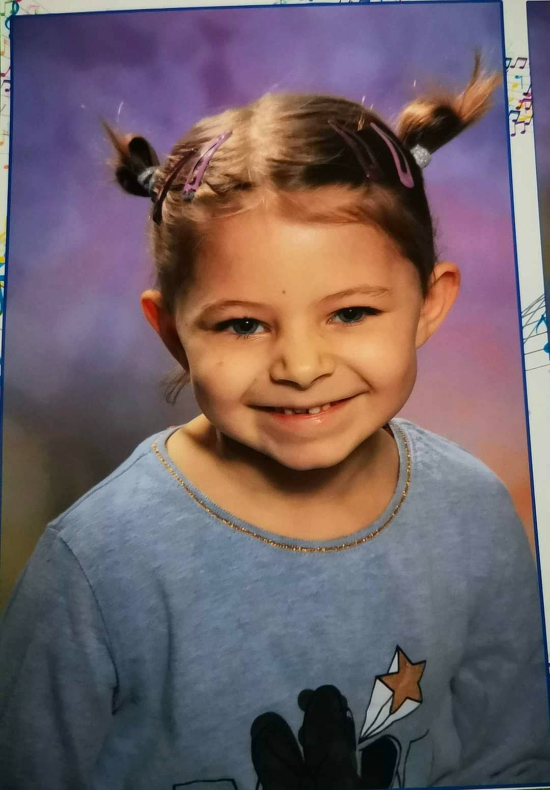 Ilona participe au concours pour gagner de l'argent avec cette photo : cheek, chin, cool, ear, eyebrow, eyelash, facial_expression, flash_photography, forehead, gadget, happy, hearing, human, iris, joy, mammal, nose, person, sleeve, smile