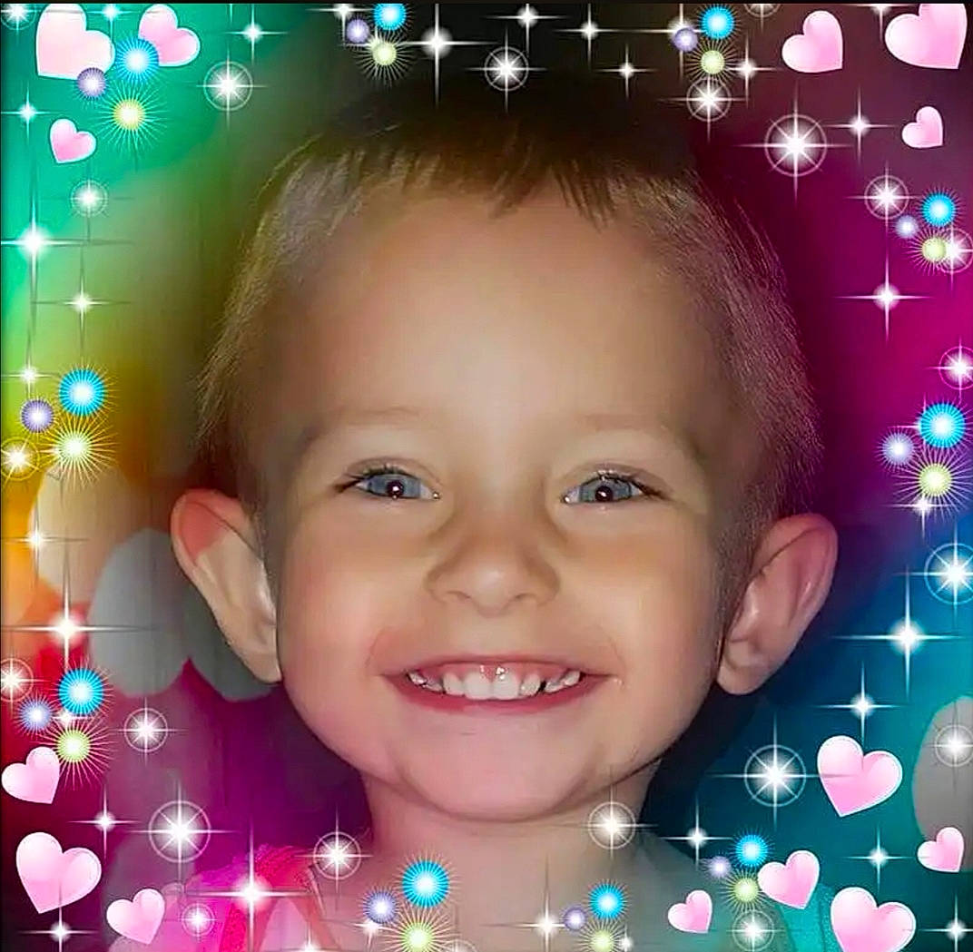 Nolan participe au concours pour gagner de l'argent avec cette photo : cheek, christmas_ornament, cool, eyelash, facial_expression, fun, hair, happy, human, human_body, iris, joy, light, lighting, nose, organ, person, photograph, product, skin