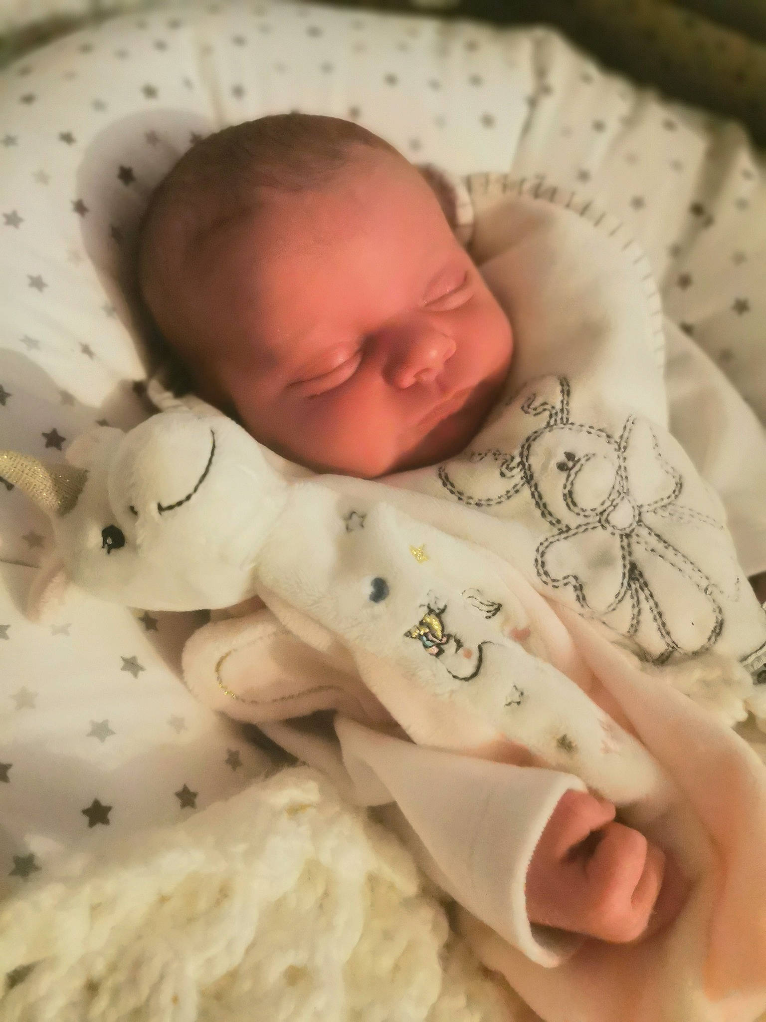 Lilly participe au concours pour gagner de l'argent avec cette photo : baby, baby_sleeping, baby_toddler_clothing, bedding, bedtime, cheek, child, comfort, gesture, linens, lip, nail, nap, nose, pattern, person, product, skin, textile, thumb