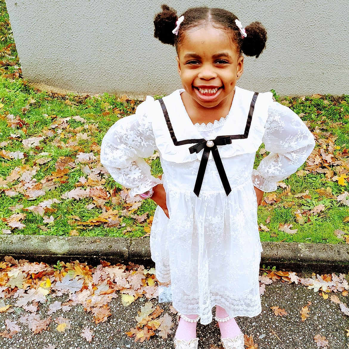 Zoë-Arielle participe au concours pour gagner de l'argent avec cette photo : blouse, child, clothing, costume, dress, face, fashion, female, formalwear, girl, grass, head, leaf, nature, outdoors, park, person, photography, plant, portrait