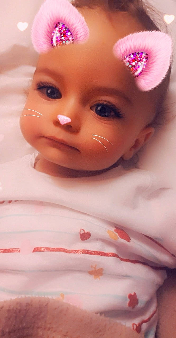 Amel participe au concours pour gagner de l'argent avec cette photo : cheek, chin, doll, dress, eye, eyebrow, eyelash, fawn, forehead, human, human_body, lip, mouth, nail, nose, organ, person, pink, skin, toy