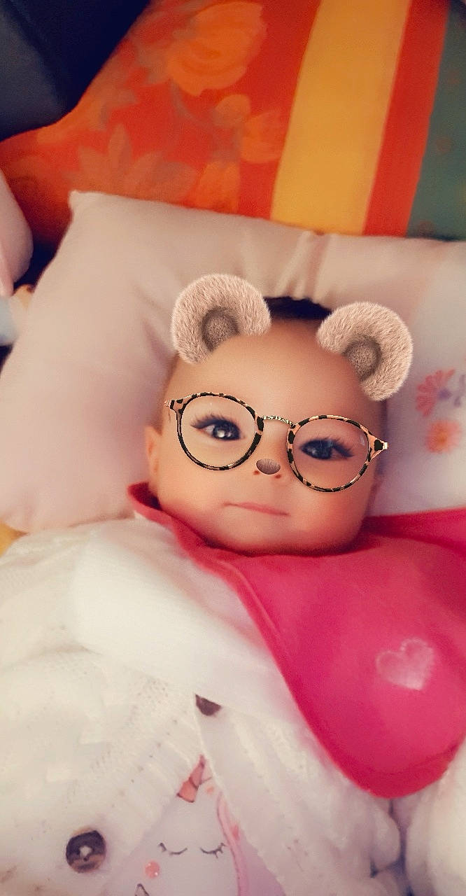 Amel a rejoint le concours — aidez-le/la à gagner de superbes lots ! child, close_up, comfort, doll, eyelash, eyewear, fashion_accessory, glasses, linens, magenta, nose, orange, person, pink, plush, stuffed_toy, sunglasses, textile, toy, vision_care