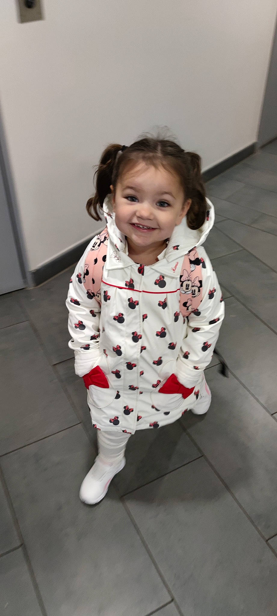 Sharone a rejoint le concours — aidez-le/la à gagner de superbes lots ! baby, baby_toddler_clothing, cheek, child, face, flooring, fun, hair, happy, head, human_leg, joy, one_piece_garment, pattern, person, shoe, sitting, sleeve, smile, standing