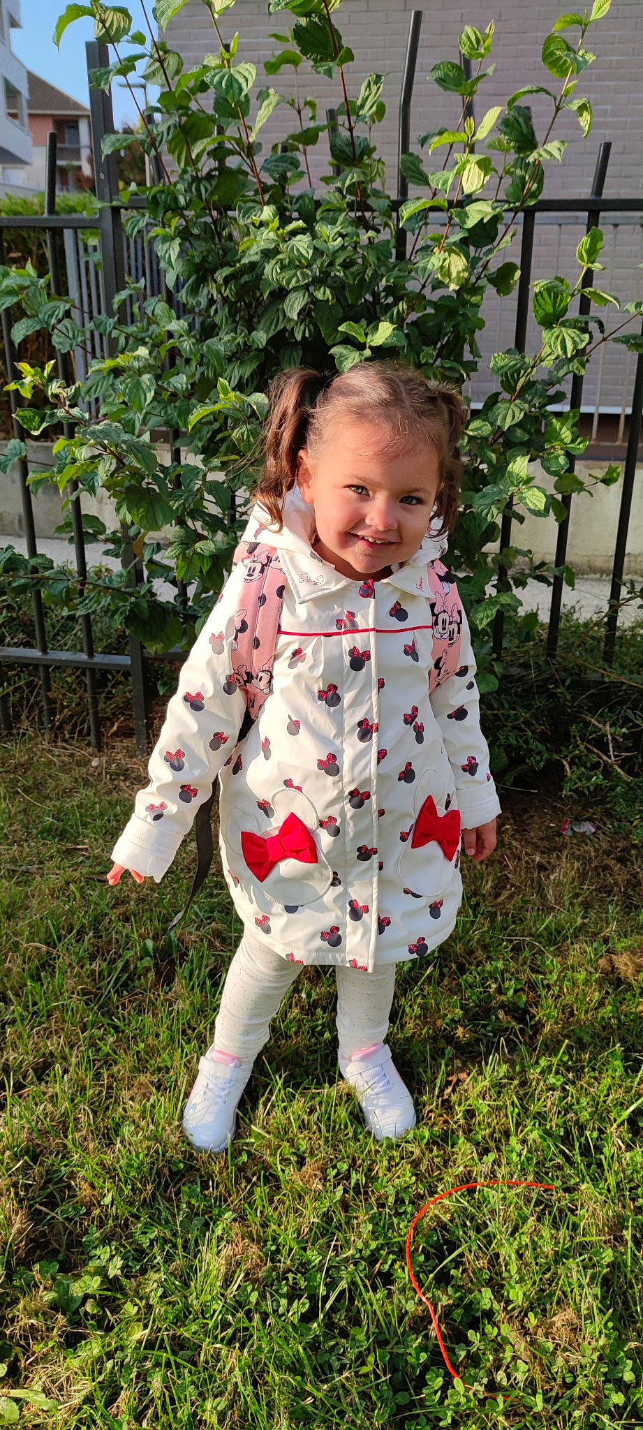 Sharone participe au concours pour gagner de l'argent avec cette photo : baby, baby_toddler_clothing, child, eye, fence, fun, grass, hair, happy, head, human_body, joy, mammal, pattern, people_in_nature, person, plant, sitting, sleeve, smile