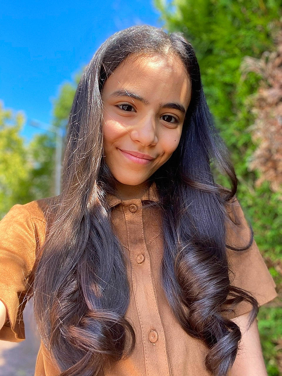 Salma participe au concours pour gagner de l'argent avec cette photo : beauty, black_hair, blond, brown_hair, child_model, face, fawn, forehead, grass, hair, hair_coloring, hairstyle, head, human, joy, lip, long_hair, model, person, photo_shoot