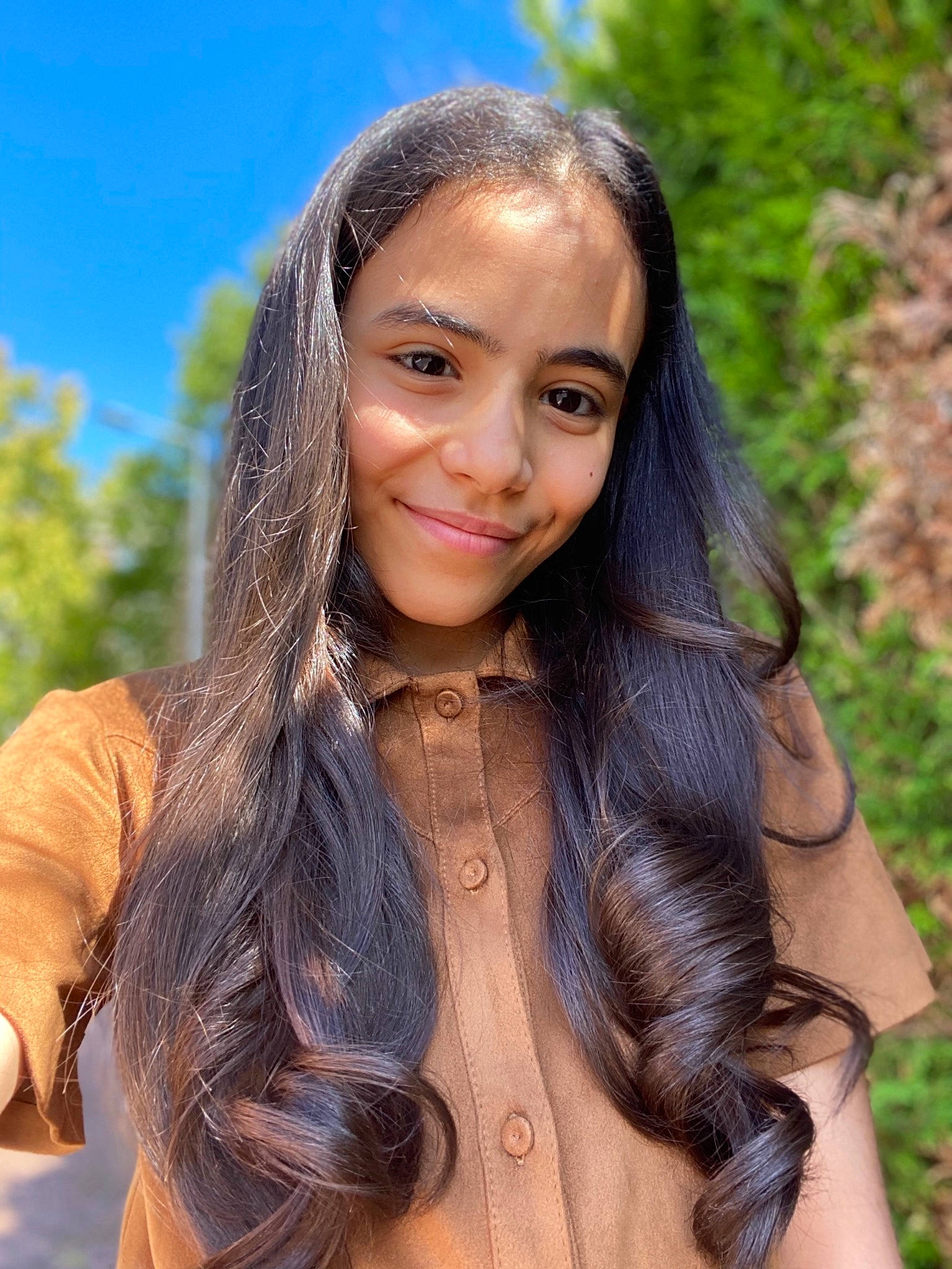 Salma a rejoint le concours — aidez-le/la à gagner de superbes lots ! beauty, black_hair, blond, brown_hair, child_model, chin, face, forehead, grass, hair, hair_coloring, hairstyle, head, human, joy, layered_hair, lip, long_hair, model, person