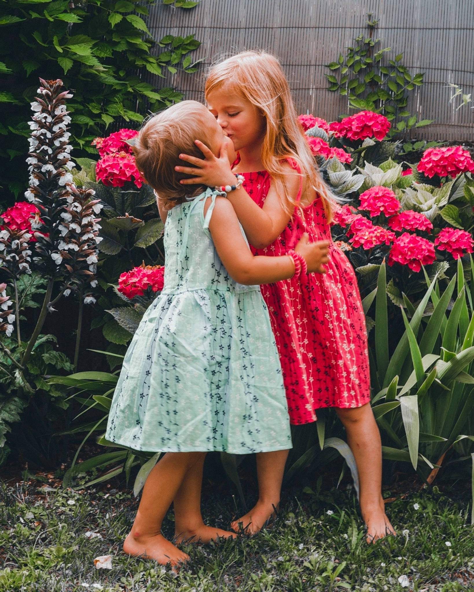 Théa a rejoint le concours — aidez-le/la à gagner de superbes lots ! day_dress, dress, fawn, flower, gesture, grass, grass_family, hair, happy, magenta, one_piece_garment, people_in_nature, person, petal, pink, plant, shrub, standing, summer, textile