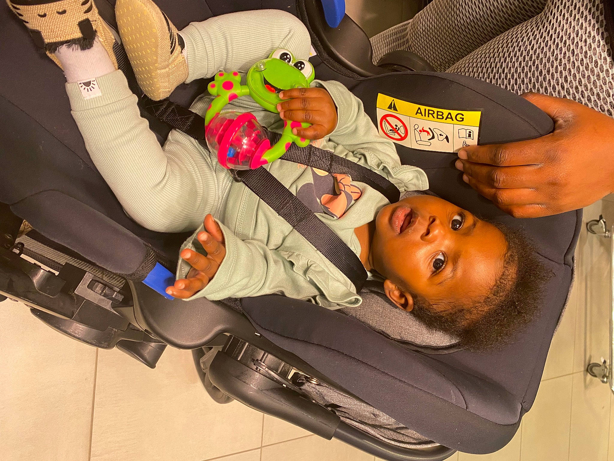 Luce participe au concours pour gagner de l'argent avec cette photo : arm, auto_part, automotive_design, baby_carriage, baby_products, car_seat, chair, child, comfort, elbow, finger, fun, gesture, hand, person, room, toddler, wrist