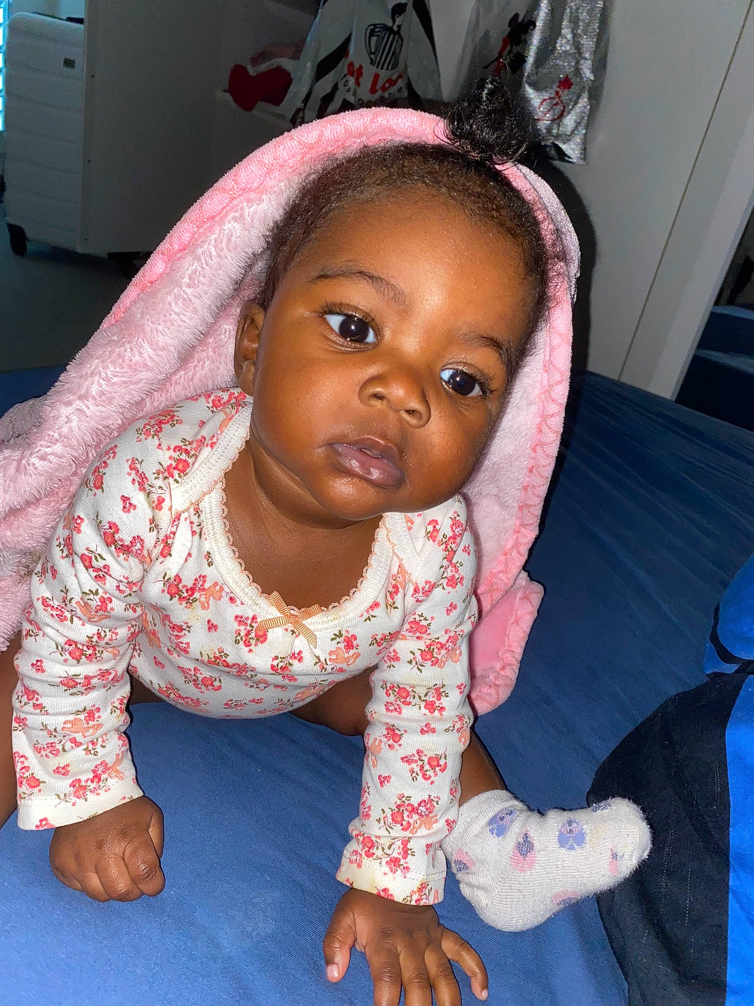 Luce a rejoint le concours — aidez-le/la à gagner de superbes lots ! arm, baby_toddler_clothing, cheek, chin, comfort, eye, eyelash, face, happy, head, human_body, iris, lip, mouth, neck, nose, person, pink, shoulder, skin