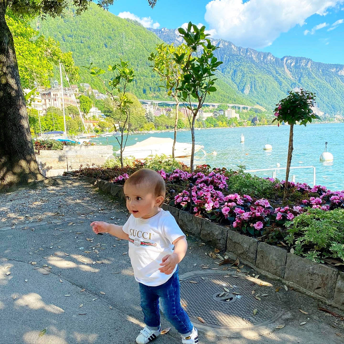 Ayla a rejoint le concours — aidez-le/la à gagner de superbes lots ! azure, botany, cloud, flower, grass, green, happy, lake, landscape, leaf, leisure, mountain, people_in_nature, person, plant, sky, summer, toddler, travel, tree