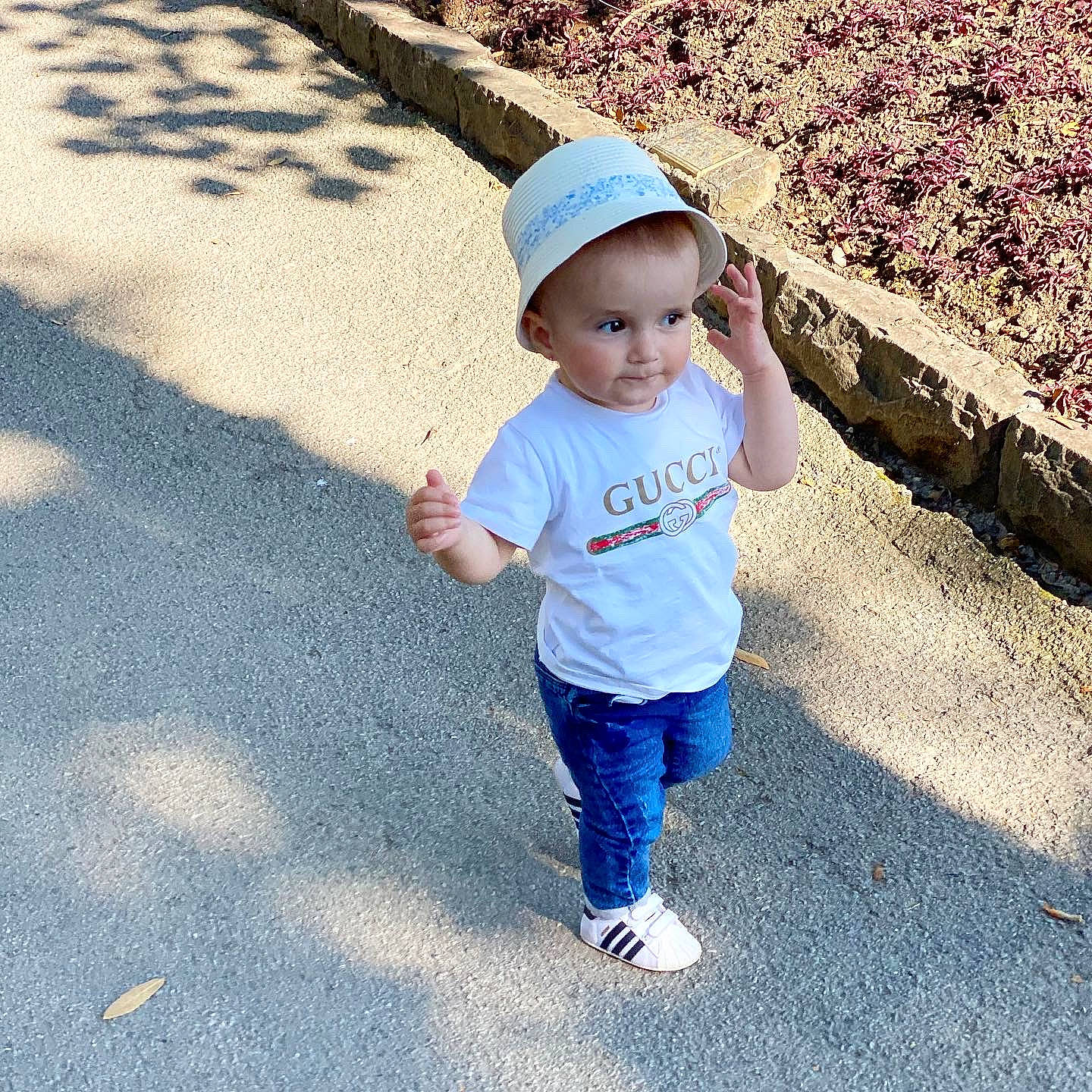 Ayla participe au concours pour gagner de l'argent avec cette photo : asphalt, baby_toddler_clothing, baseball_cap, cap, electric_blue, gesture, grass, happy, hat, head, headgear, leisure, people_in_nature, person, recreation, road, road_surface, sidewalk, t_shirt, tints_and_shades