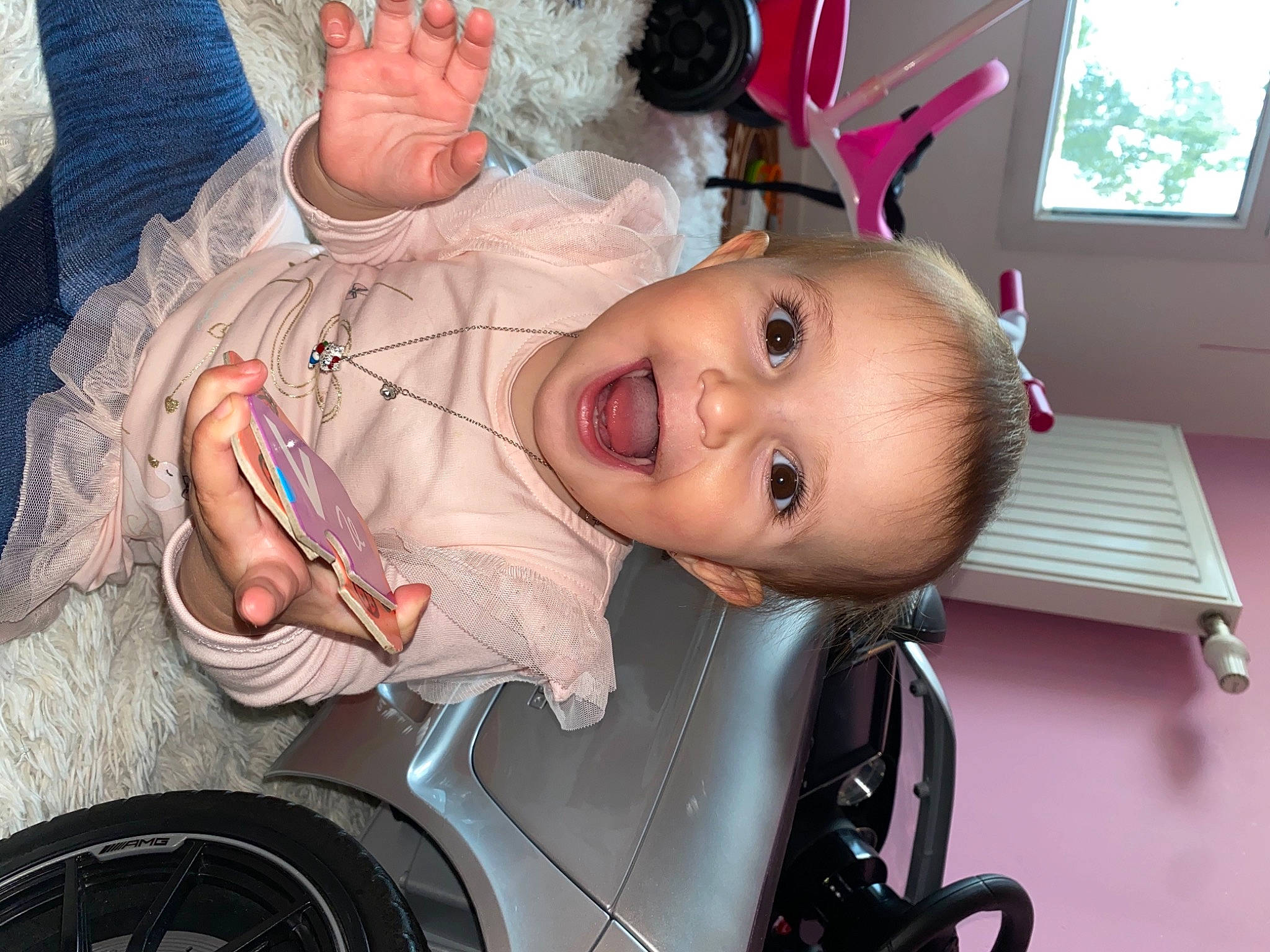 Ayla participe au concours pour gagner de l'argent avec cette photo : baby, cheek, ear, eye, eyebrow, facial_expression, hairstyle, head, iris, lip, mammal, mouth, nose, organ, person, pink, skin, smile, toddler, vertebrate