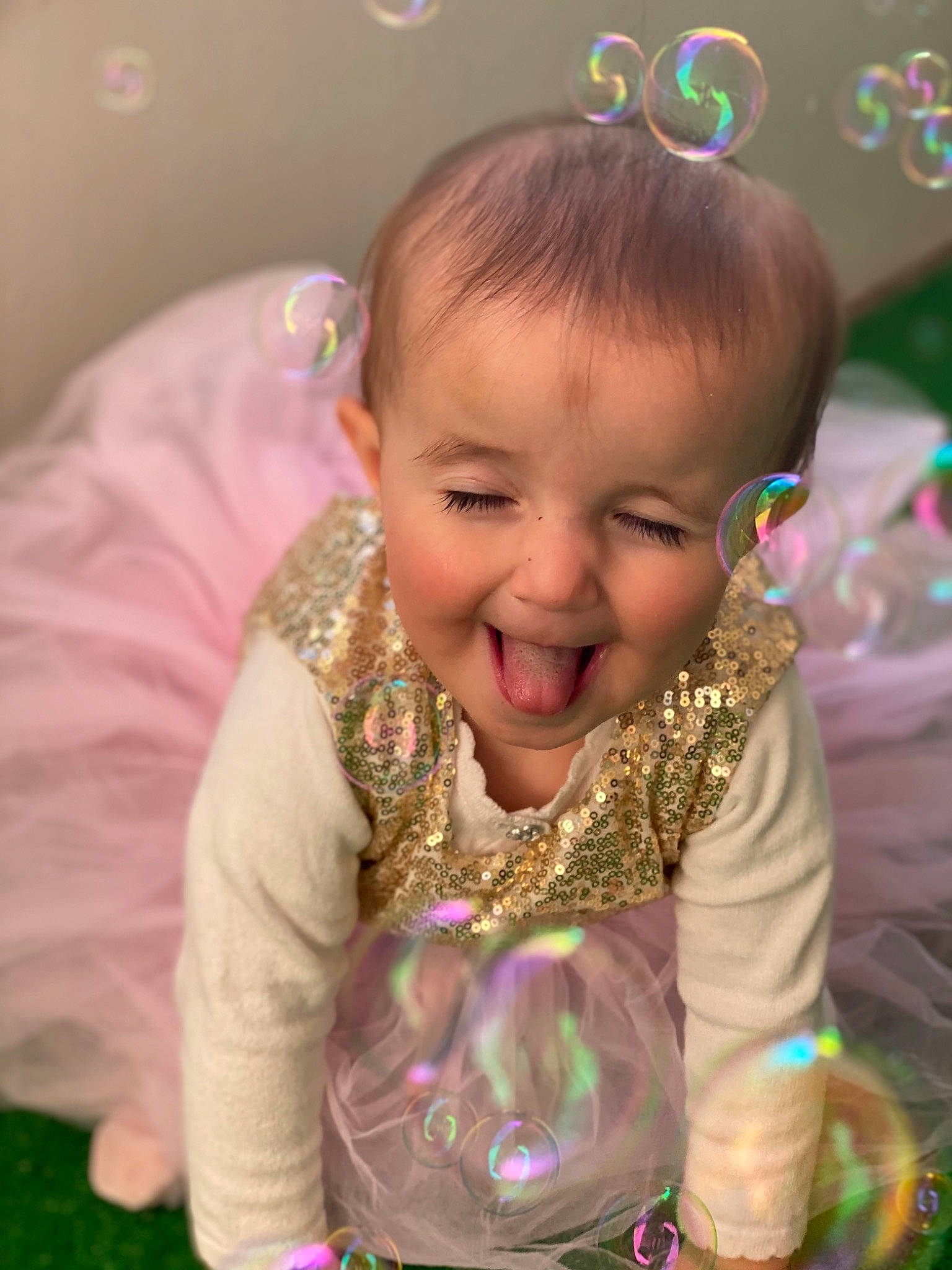 Ayla participe au concours pour gagner de l'argent avec cette photo : baby, baby_toddler_clothing, cheek, child, ear, event, eye, fun, grass, hair, happy, head, iris, laugh, magenta, party, person, pink, sitting, smile
