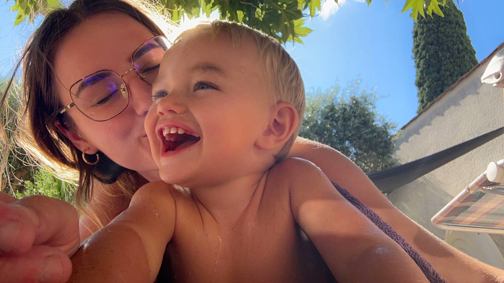 Aydan a rejoint le concours — aidez-le/la à gagner de superbes lots ! cheek, chest, face, fun, gesture, grass, happy, head, iris, leisure, lip, mouth, nose, people_in_nature, person, skin, smile, summer, thumb, toddler