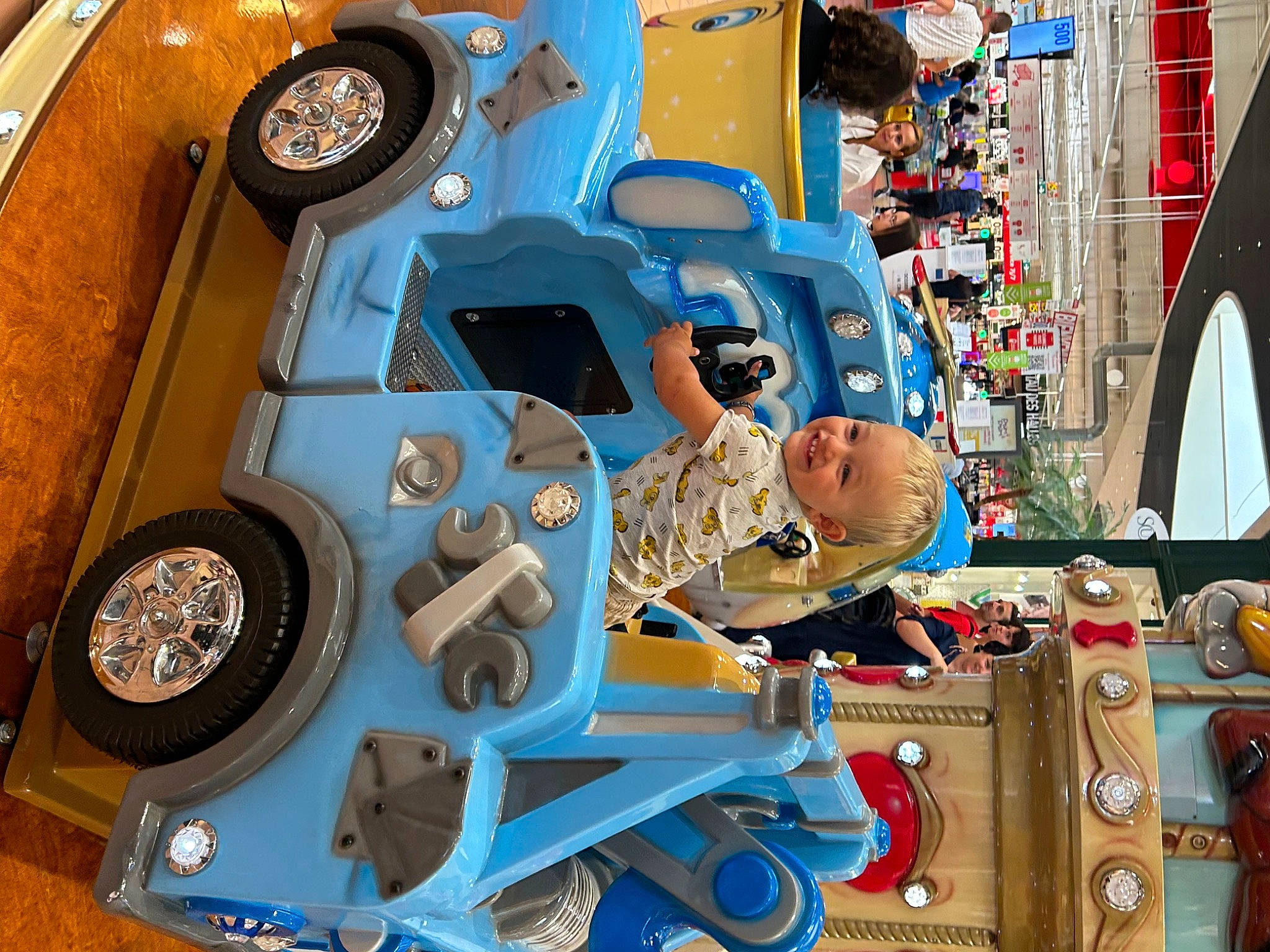 Aydan a rejoint le concours — aidez-le/la à gagner de superbes lots ! art, audio_equipment, auto_part, automotive_design, automotive_tire, automotive_wheel_system, blue, electric_blue, electronic_device, engineering, fun, games, joy, machine, motor_vehicle, person, recreation, room, space, tire