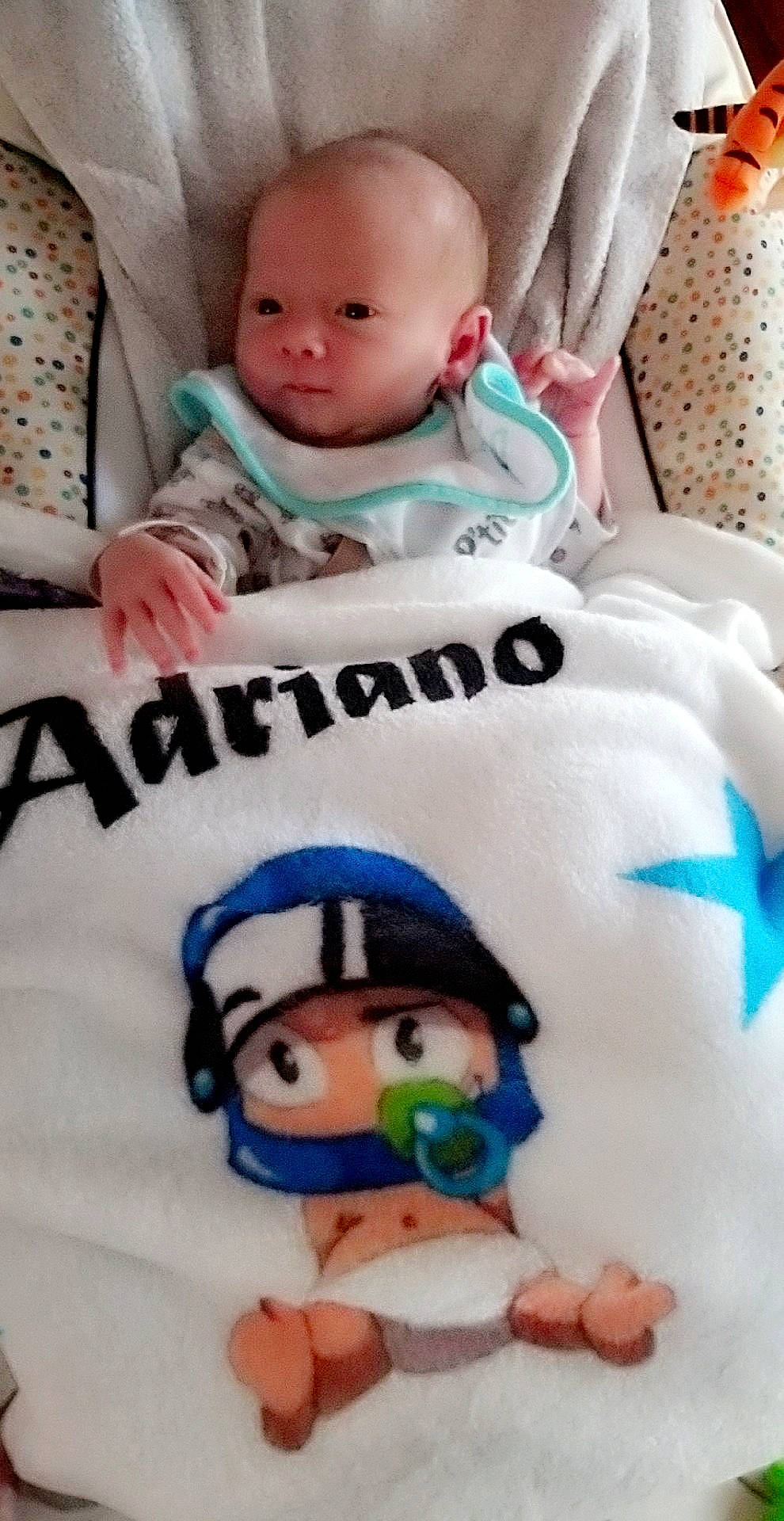 Adriano a rejoint le concours — aidez-le/la à gagner de superbes lots ! baby, baby_products, bedding, bedtime, cheek, child, linens, person, product, textile, toddler