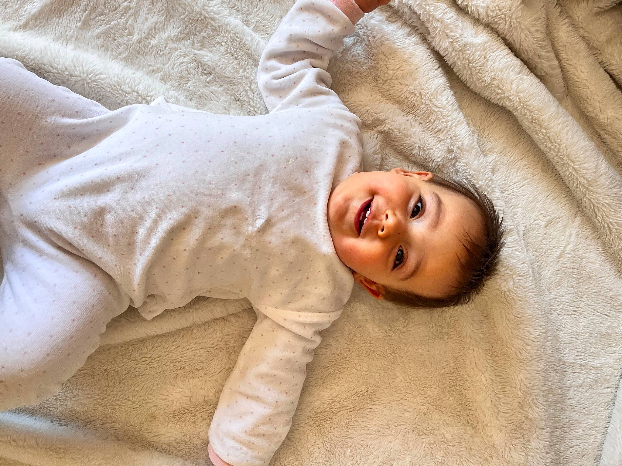 Isabella a rejoint le concours — aidez-le/la à gagner de superbes lots ! baby_sleeping, baby_toddler_clothing, bedding, child, collar, comfort, facial_expression, flooring, gesture, happy, laugh, linens, person, portrait_photography, skin, sleep, sleeve, smile, toddler