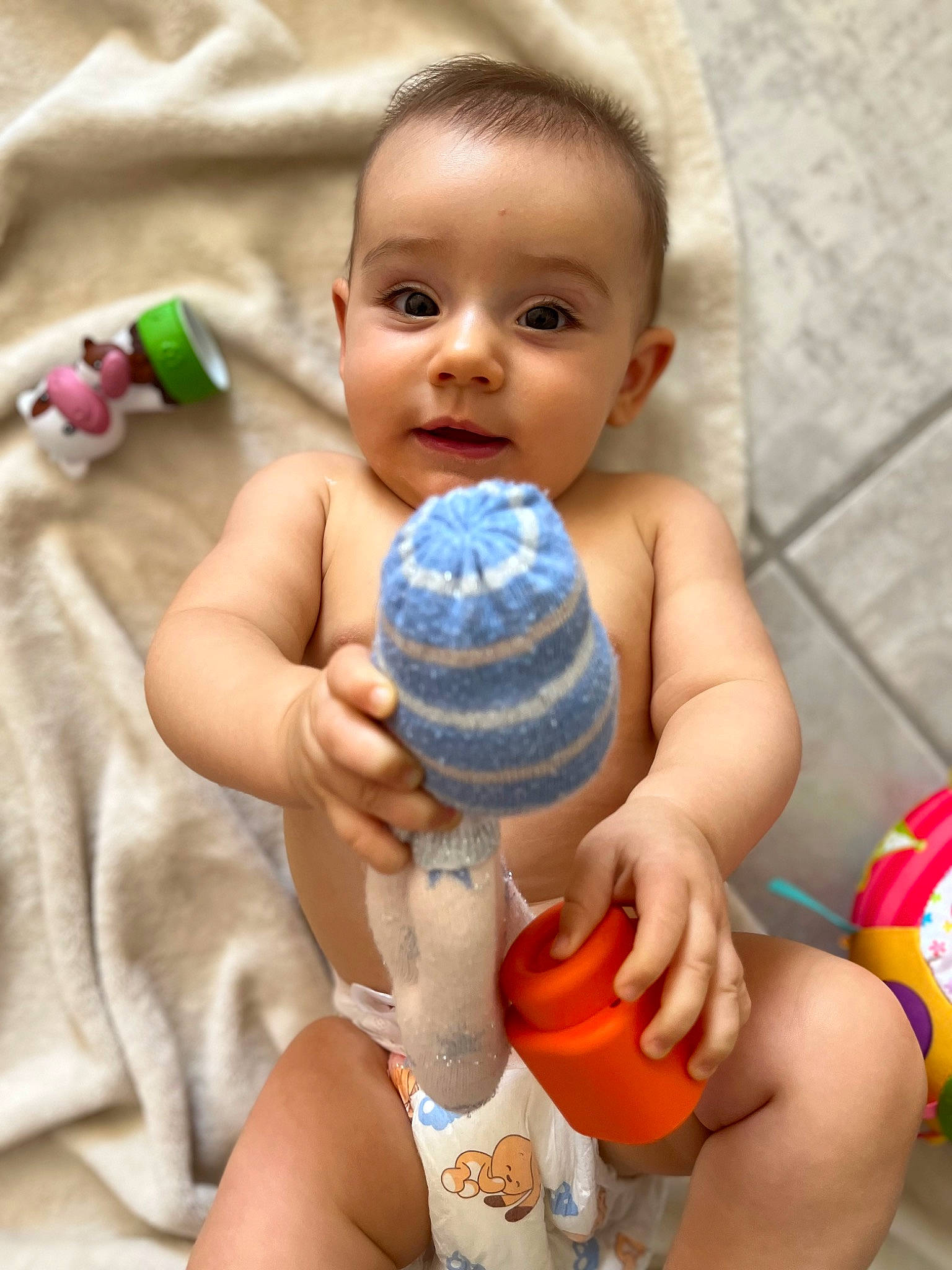 Isabella a rejoint le concours — aidez-le/la à gagner de superbes lots ! baby, baby_bottle, baby_playing_with_toys, baby_toddler_clothing, bottle, chest, drinkware, face, finger, gesture, hand, happy, joint, liquid, person, plastic_bottle, product, skin, thigh, thumb