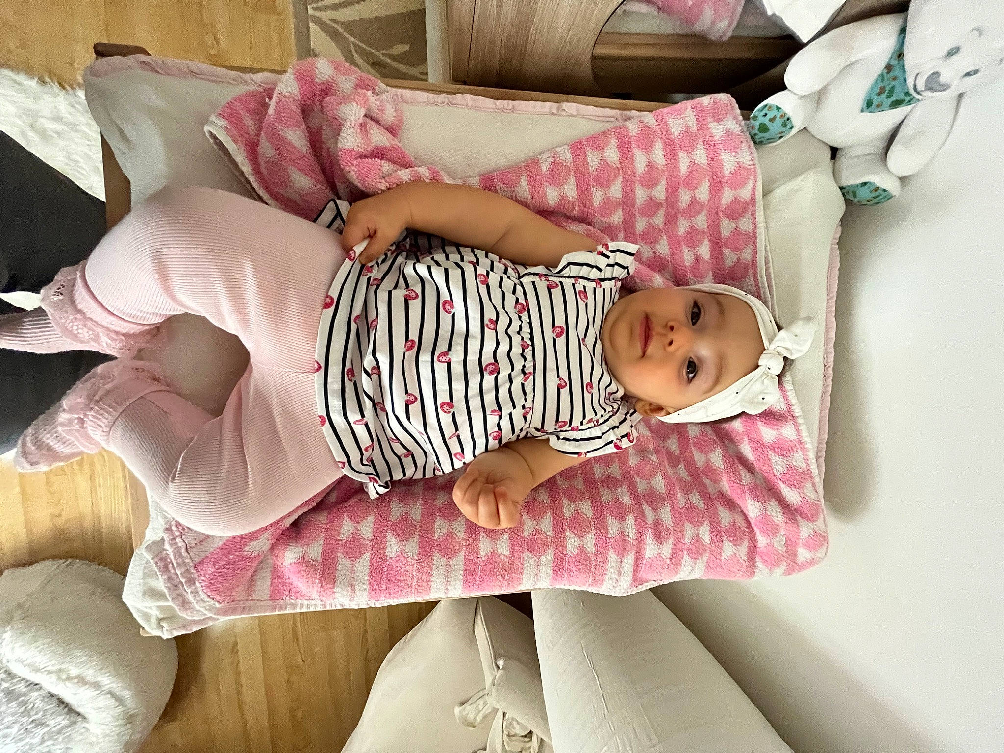 Isabella a rejoint le concours — aidez-le/la à gagner de superbes lots ! baby, baby_toddler_clothing, child, comfort, design, dress, glasses, headwear, human_body, leg, linens, pattern, person, pink, product, room, sleeve, sock, textile, thigh