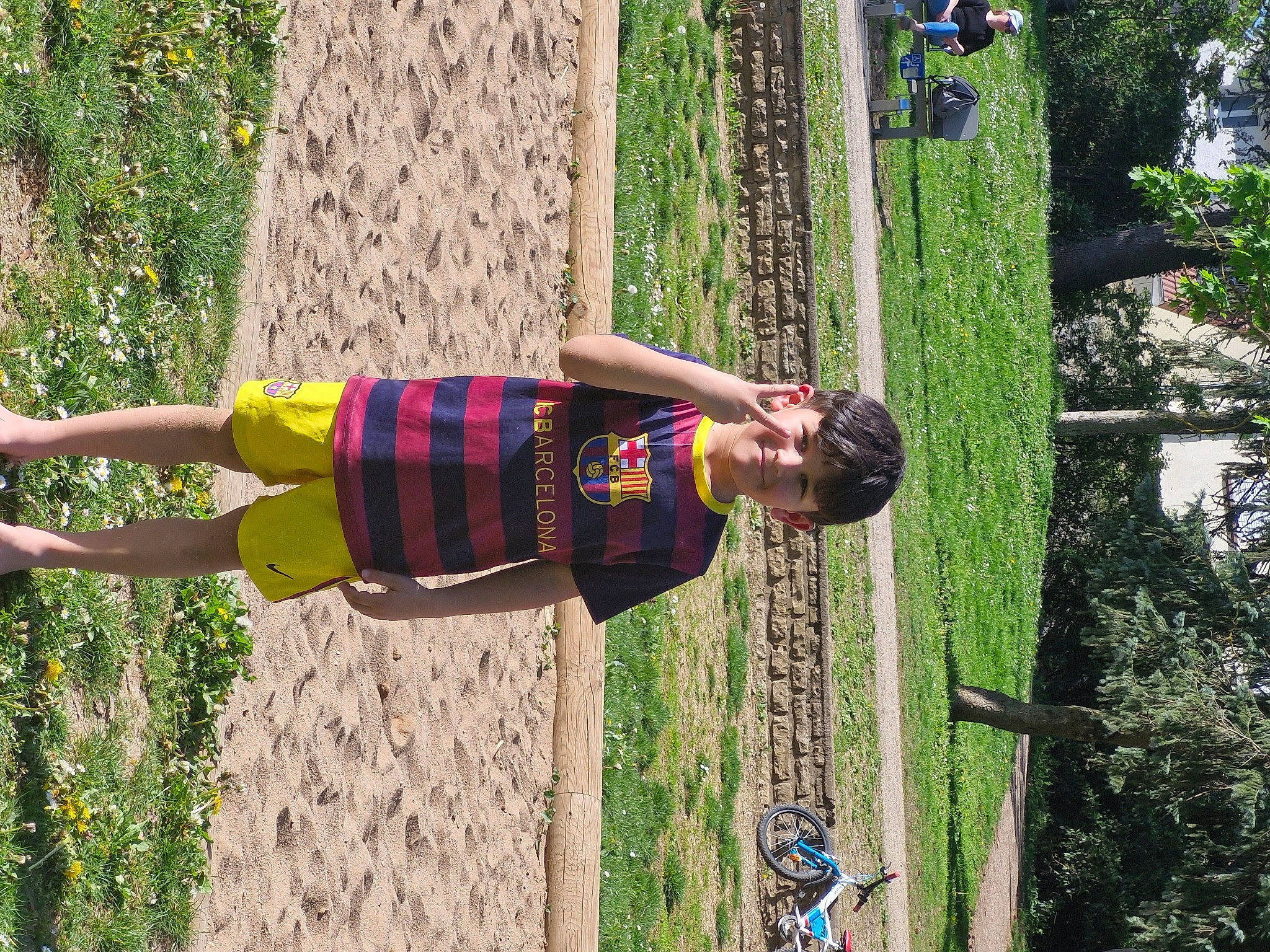 Jimmy a rejoint le concours — aidez-le/la à gagner de superbes lots ! child, elbow, fun, grass, green, happy, headwear, joy, leisure, magenta, pattern, people_in_nature, person, plant, recreation, spring, thigh, tree, trunk, waist