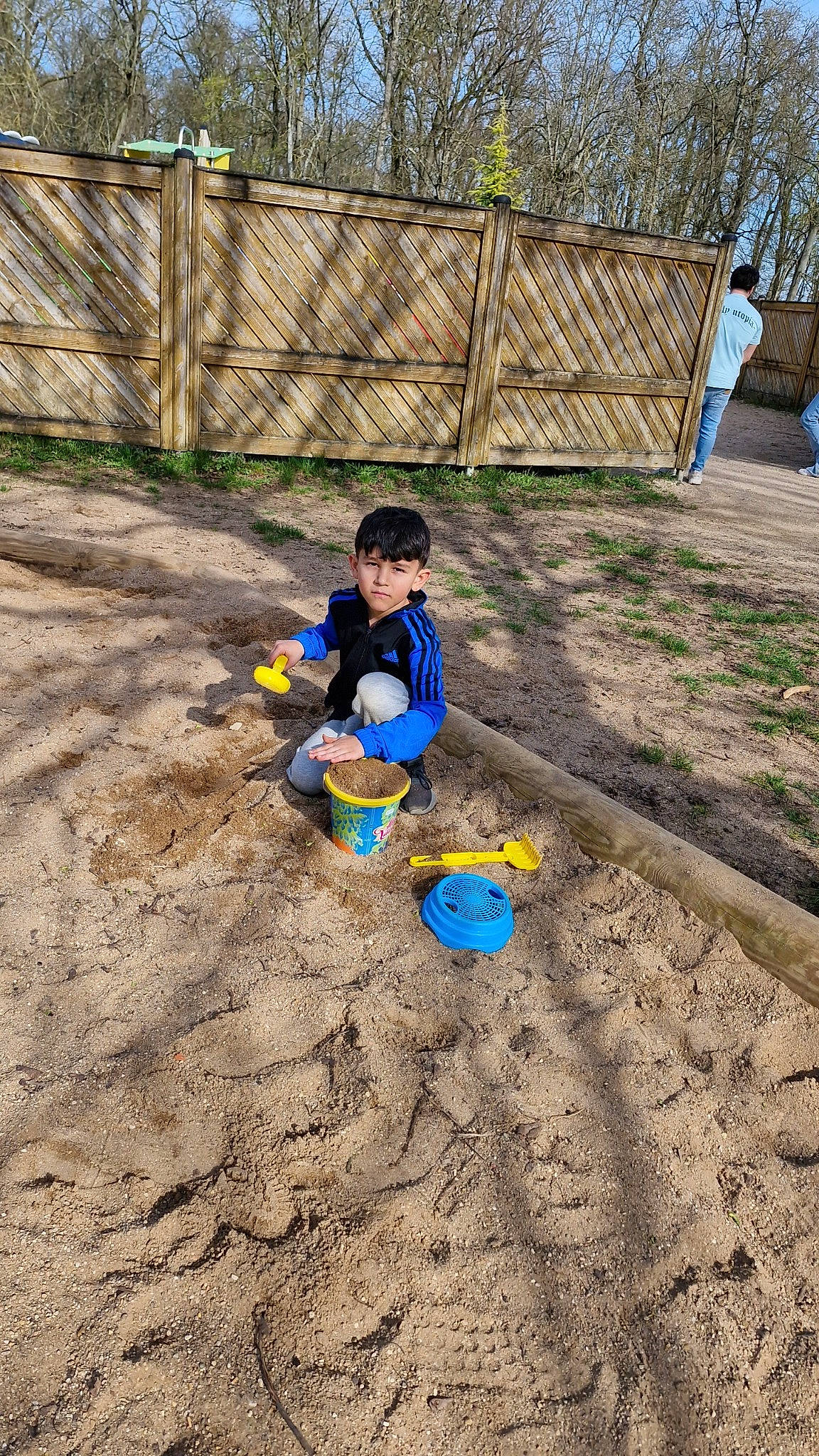 Jimmy a rejoint le concours — aidez-le/la à gagner de superbes lots ! city, fence, fun, grass, landscape, leisure, outdoor_play_equipment, people_in_nature, person, plant, play, playground, recreation, sand, sitting, soil, swing, toddler, toy, tree