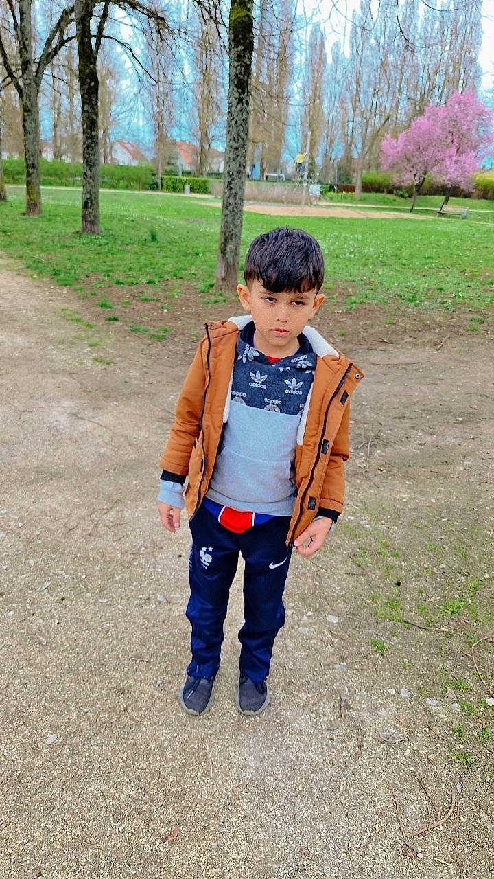 Jimmy participe au concours pour gagner de l'argent avec cette photo : autumn, child, denim, electric_blue, fun, grass, happy, jacket, leisure, people_in_nature, person, plant, play, recreation, sitting, sky, soil, toddler, tree, walking