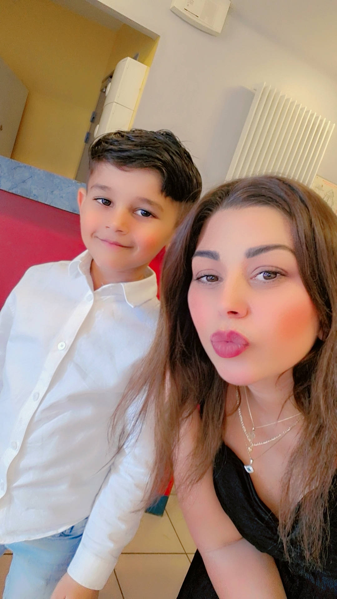 Jimmy a rejoint le concours — aidez-le/la à gagner de superbes lots ! abdomen, beauty, black_hair, brown_hair, chest, event, eyebrow, eyelash, fashion_design, formal_wear, gesture, jewellery, joy, layered_hair, lip, lipstick, long_hair, makeover, neck, person