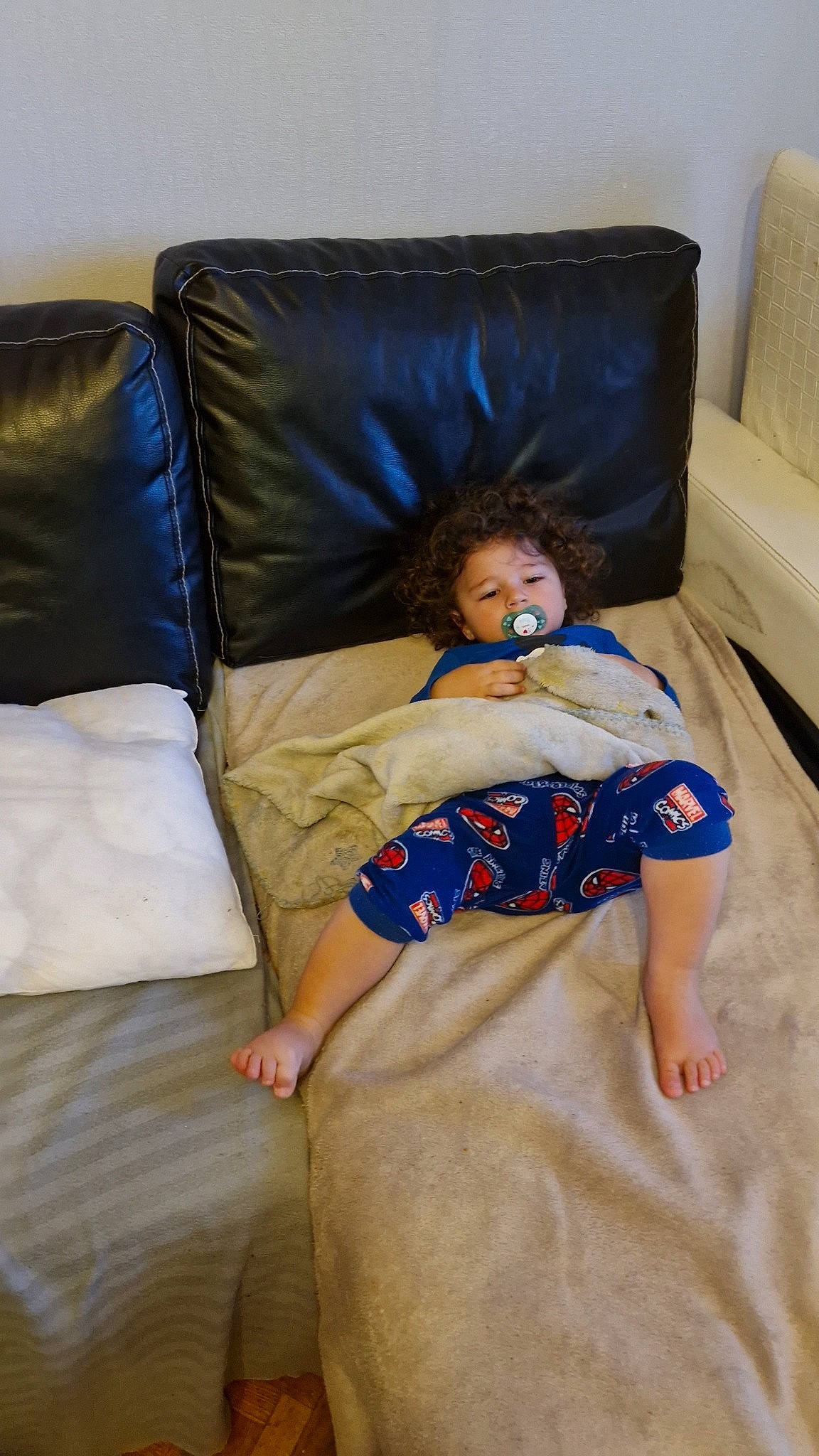 Angelo a rejoint le concours — aidez-le/la à gagner de superbes lots ! barefoot, child, comfort, couch, electric_blue, flooring, fun, furniture, human_leg, leisure, linens, living_room, person, room, sitting, smile, t_shirt, textile, thigh, toddler