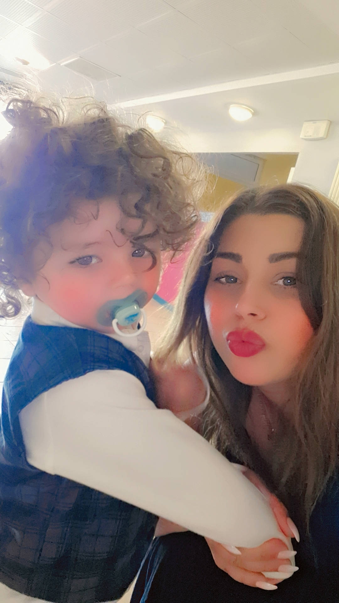 Angelo participe au concours pour gagner de l'argent avec cette photo : black_hair, blond, cool, event, eyelash, eyewear, fashion_design, formal_wear, fun, gesture, happy, layered_hair, lip, lipstick, long_hair, makeover, mouth, person, selfie, shoulder