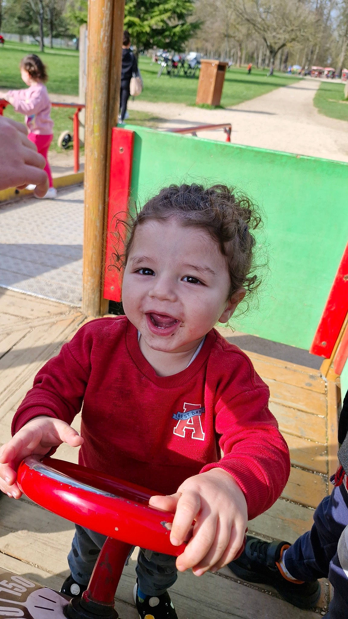 Angelo a rejoint le concours — aidez-le/la à gagner de superbes lots ! child, facial_expression, fun, grass, green, happy, human_settlement, leisure, people, person, photograph, play, public_space, recreation, red, skin, smile, snapshot, summer, toddler