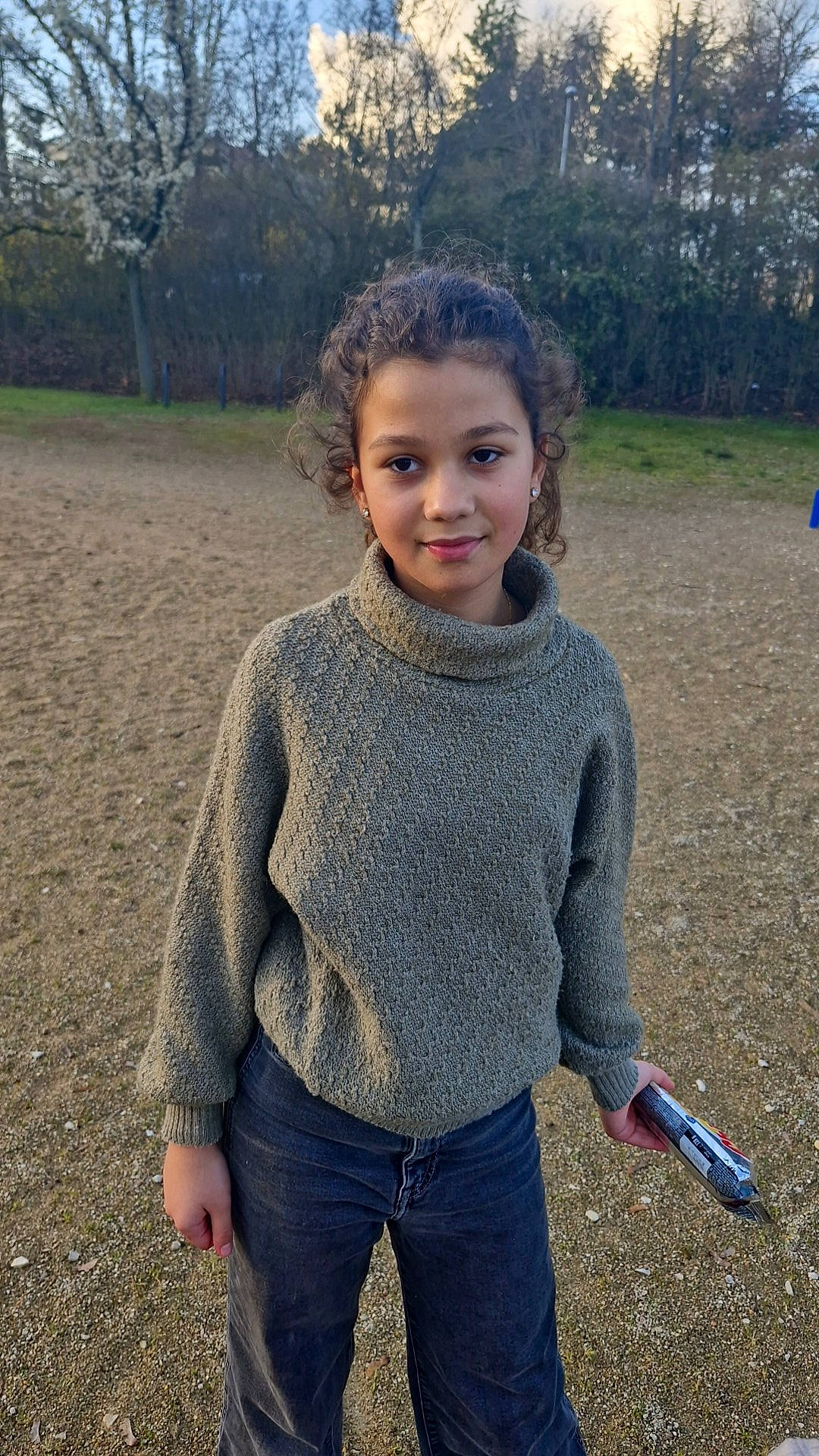 Jaklina a rejoint le concours — aidez-le/la à gagner de superbes lots ! blond, child, denim, electric_blue, fun, grass, happy, joy, landscape, leisure, pattern, people_in_nature, person, recreation, sleeve, smile, soil, t_shirt, toddler, tree