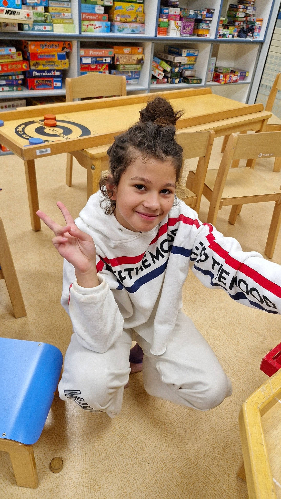 Jaklina a rejoint le concours — aidez-le/la à gagner de superbes lots ! bench, chair, child, class, desk, flooring, fun, glove, happy, joy, learning, leisure, person, play, recreation, room, sleeve, smile, table, toddler